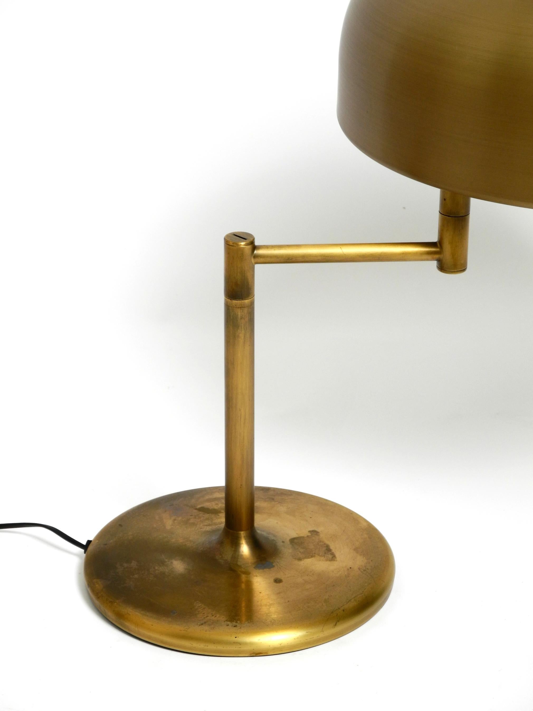 Extraordinaria lámpara de mesa pesada de latón XXL de los años 60, de Staff, con articulación giratoria en venta 7
