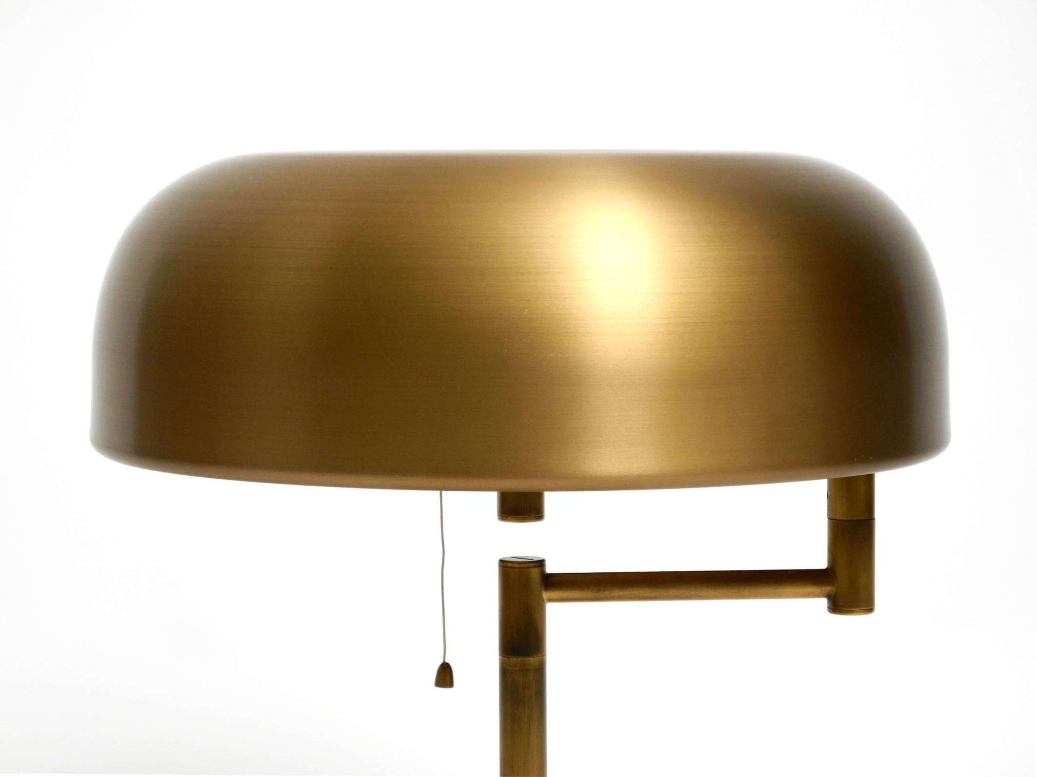 Extraordinaria lámpara de mesa pesada de latón XXL de los años 60, de Staff, con articulación giratoria en venta 8