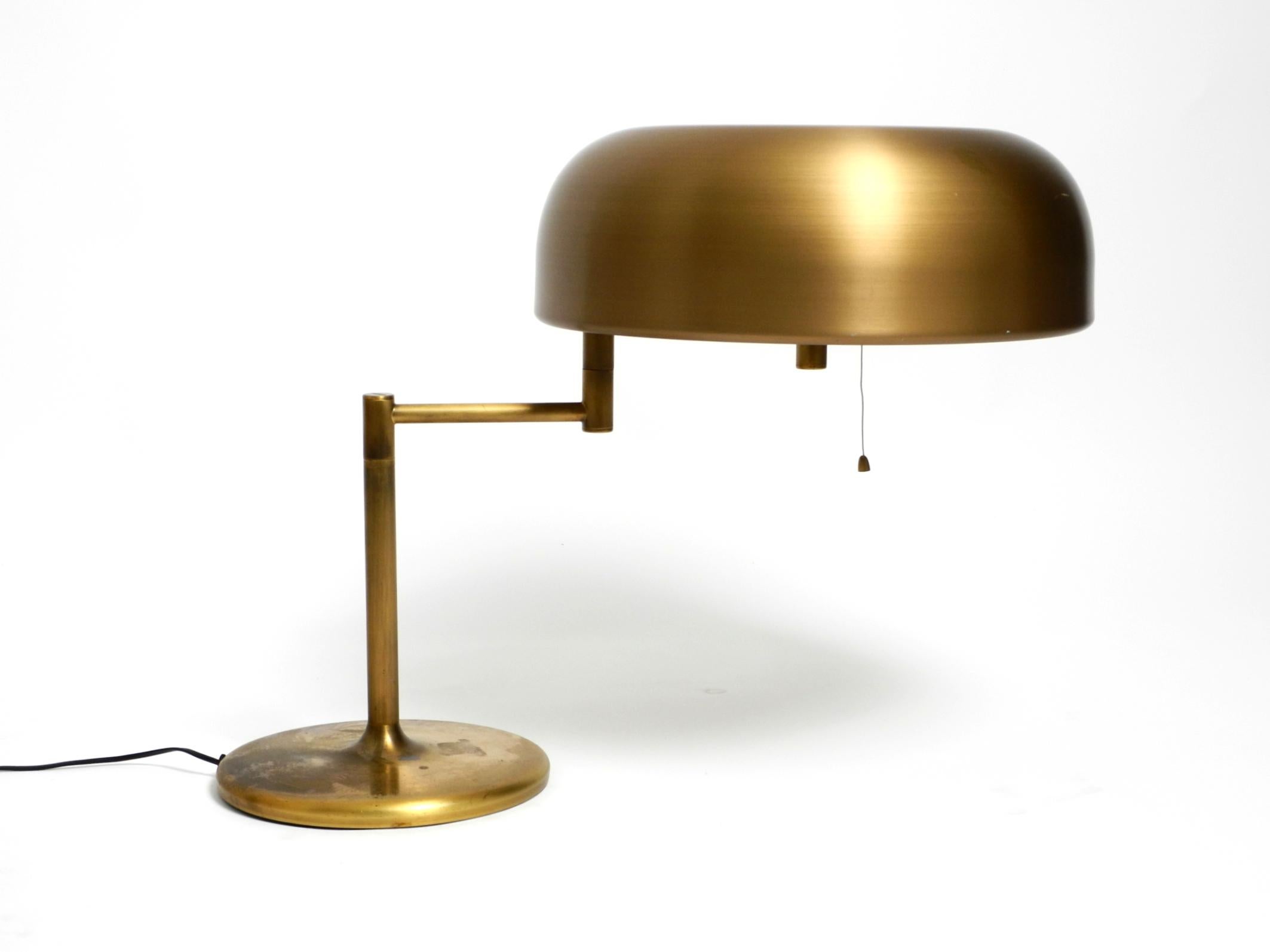 Extraordinaria lámpara de mesa pesada de latón XXL de los años 60, de Staff, con articulación giratoria en venta 10