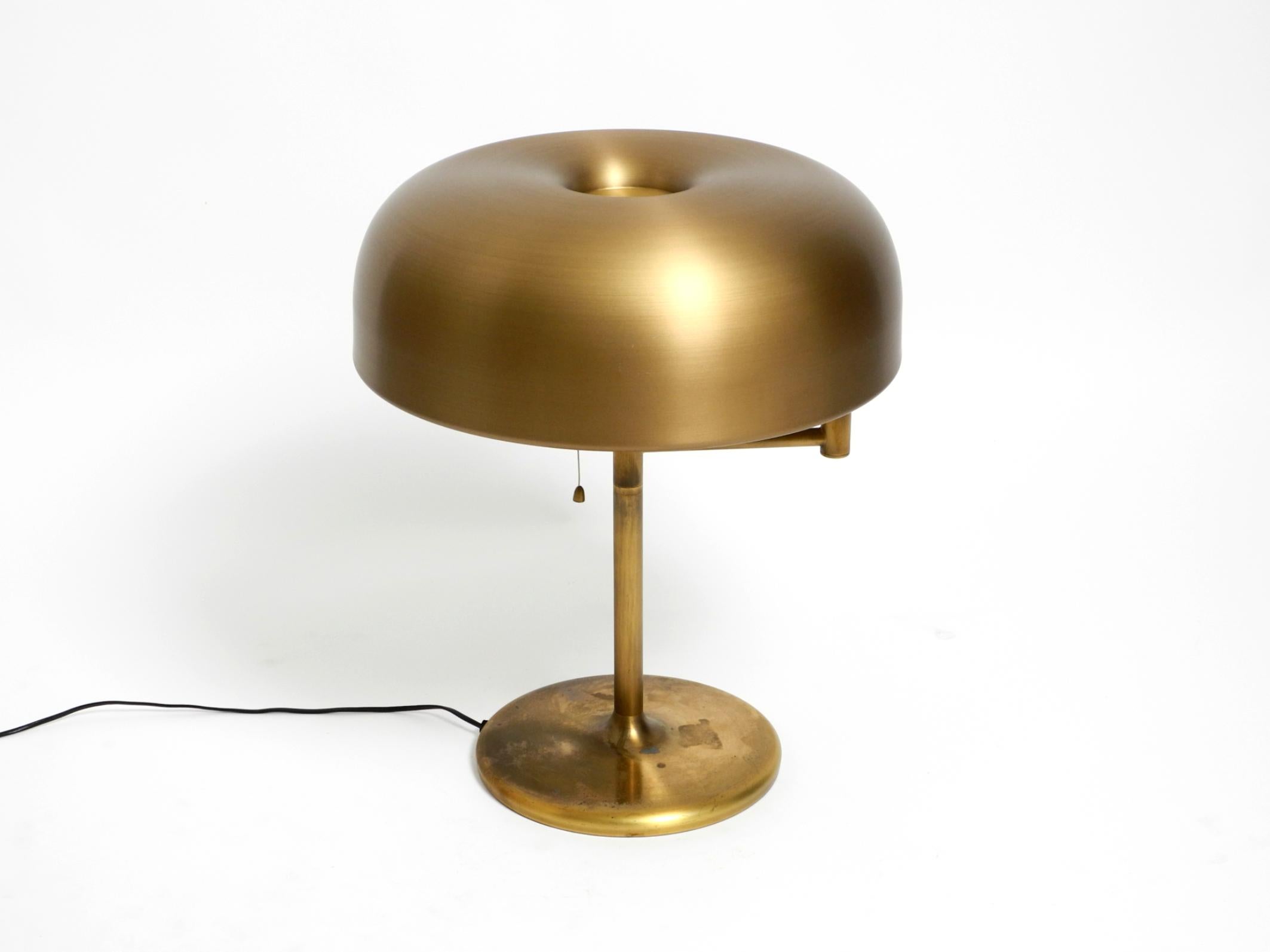 Extraordinaria lámpara de mesa pesada de latón XXL de los años 60, de Staff, con articulación giratoria Alemán en venta