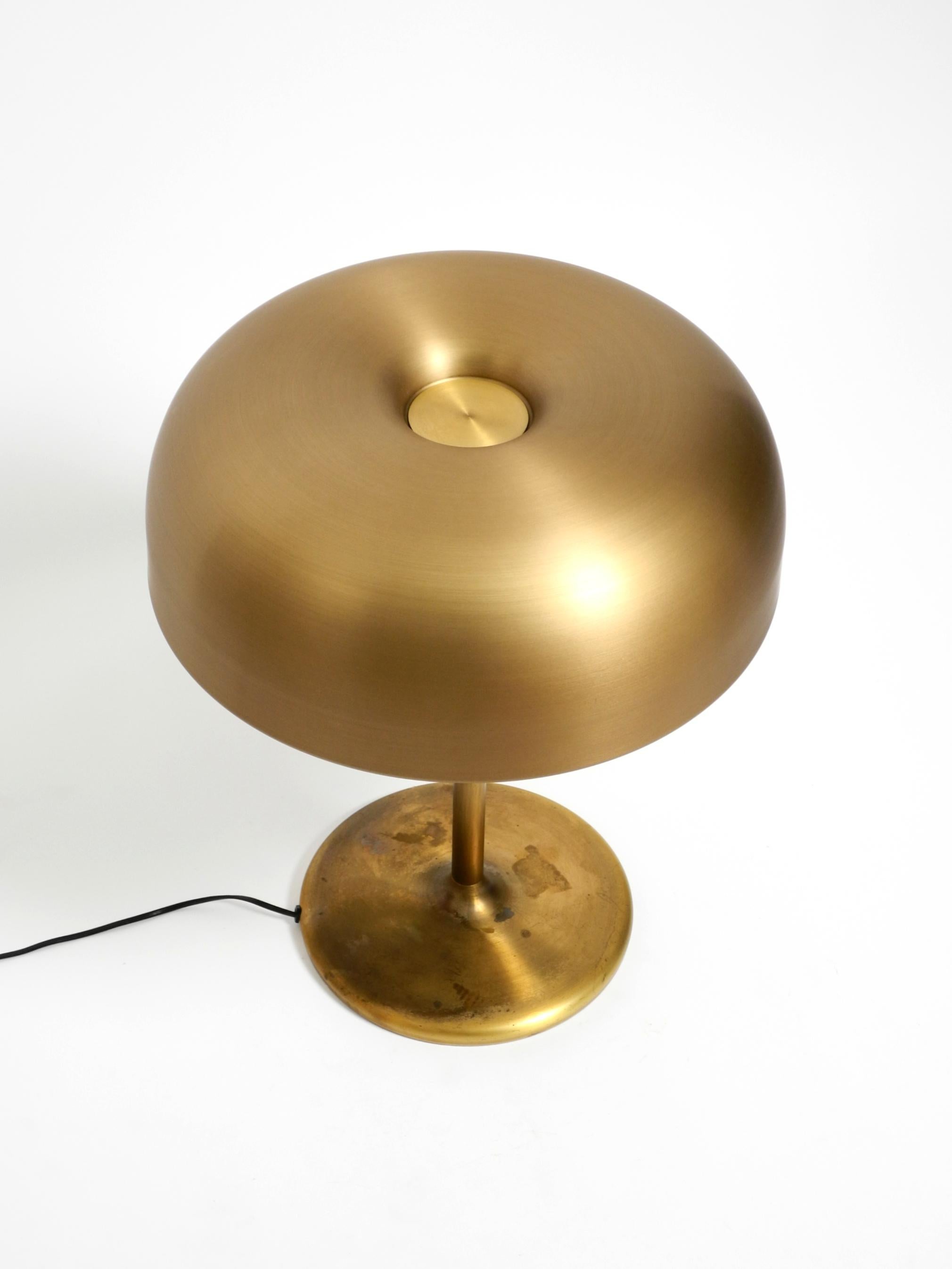 Extraordinaria lámpara de mesa pesada de latón XXL de los años 60, de Staff, con articulación giratoria en Bueno estado para la venta en München, DE