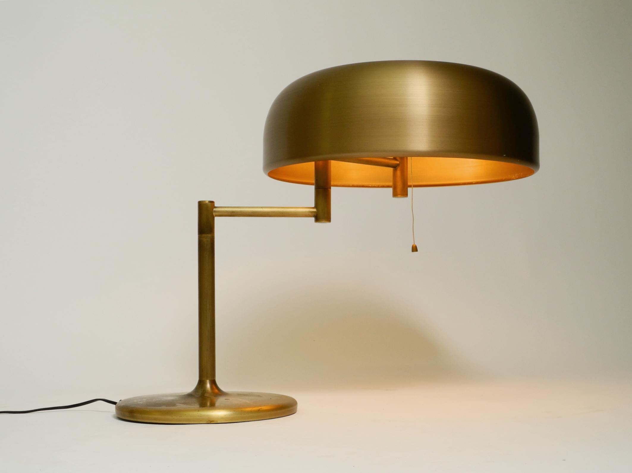 Extraordinaria lámpara de mesa pesada de latón XXL de los años 60, de Staff, con articulación giratoria mediados del siglo XX en venta