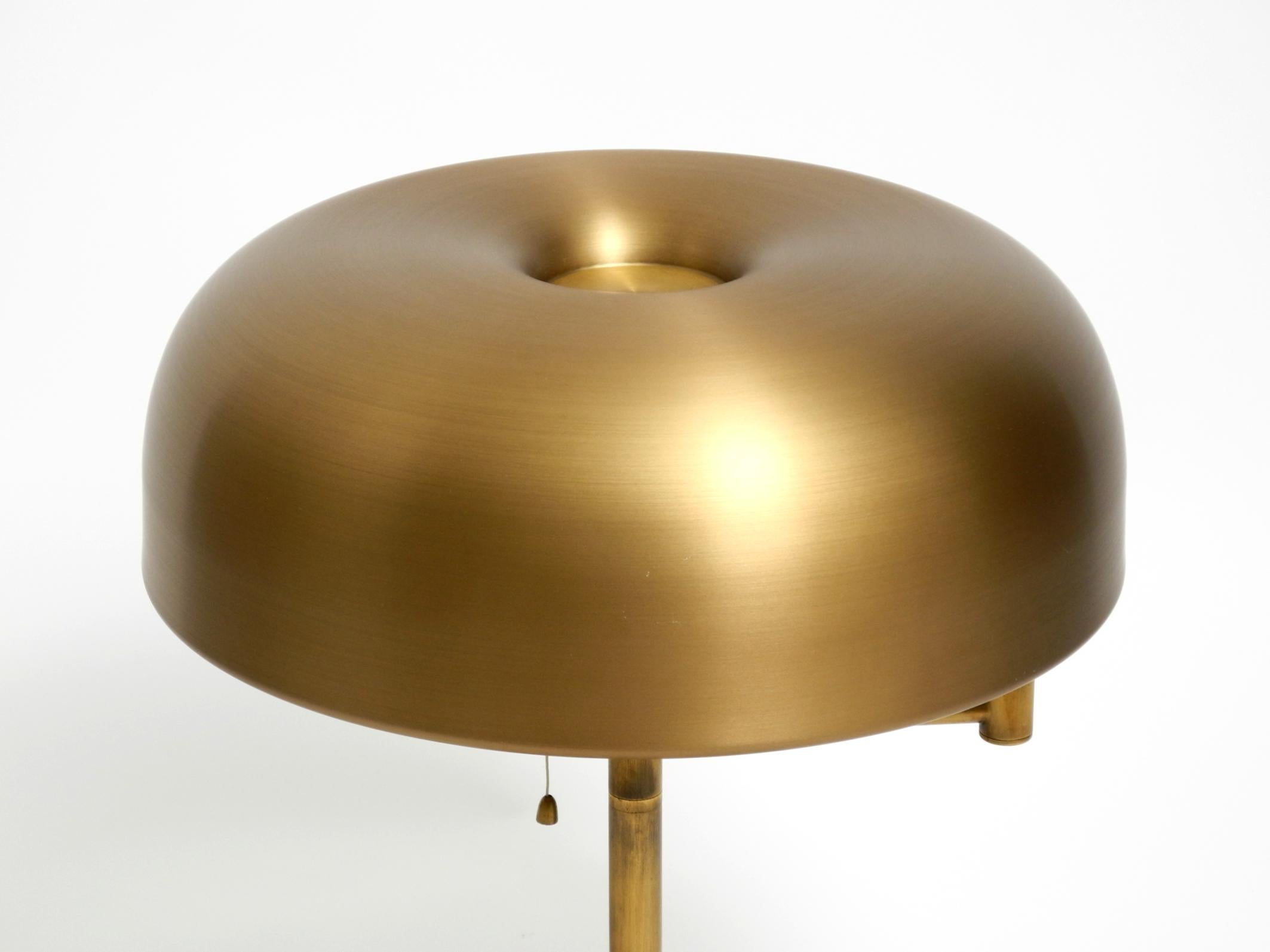 Extraordinaria lámpara de mesa pesada de latón XXL de los años 60, de Staff, con articulación giratoria Aluminio en venta