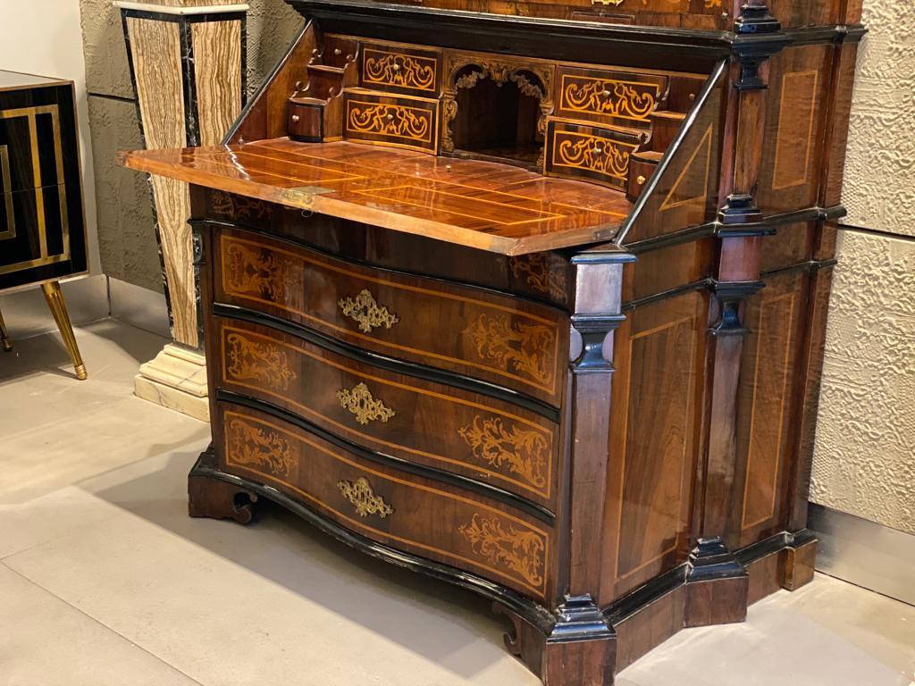 Straordinario mobile da ufficio italiano in parquet Trumeaux Roma, 1740 in vendita 3