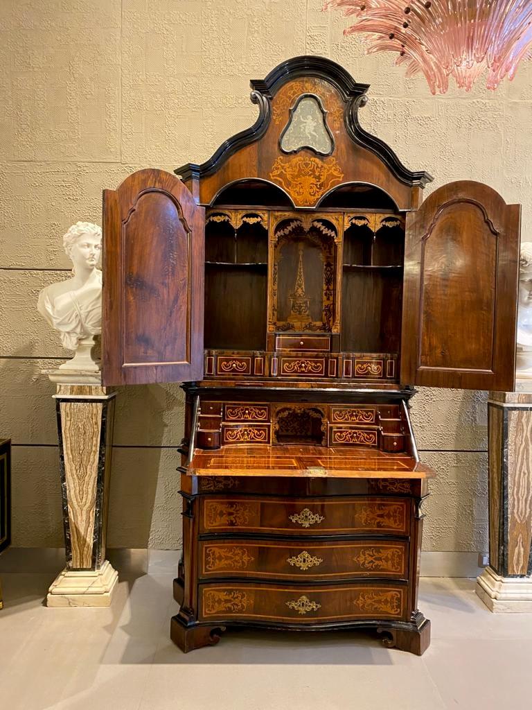 Straordinario mobile da ufficio italiano in parquet Trumeaux Roma, 1740 in vendita 1