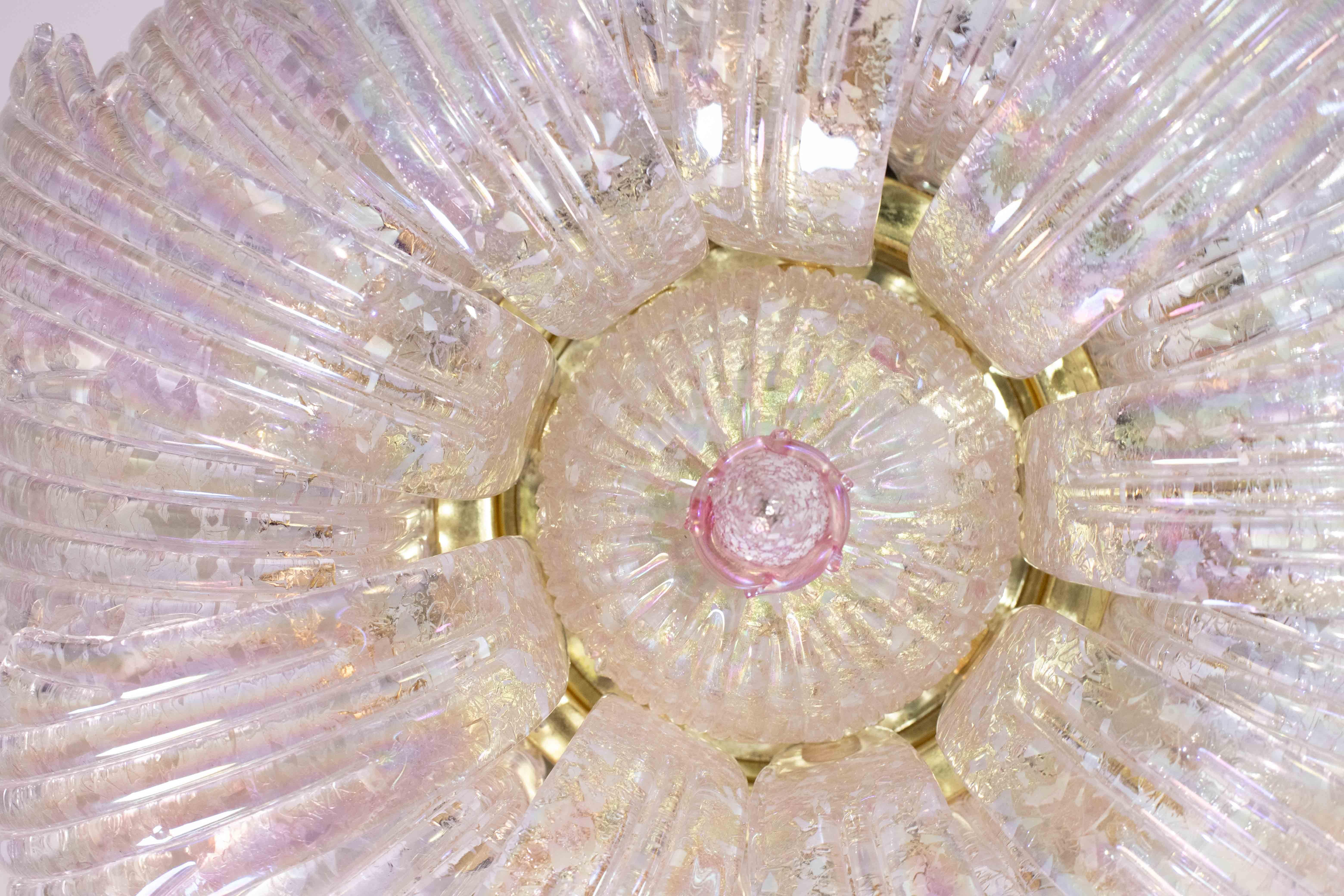 Straordinario fiore da soffitto italiano in vetro rosa iridescente e di Murano in vendita 5