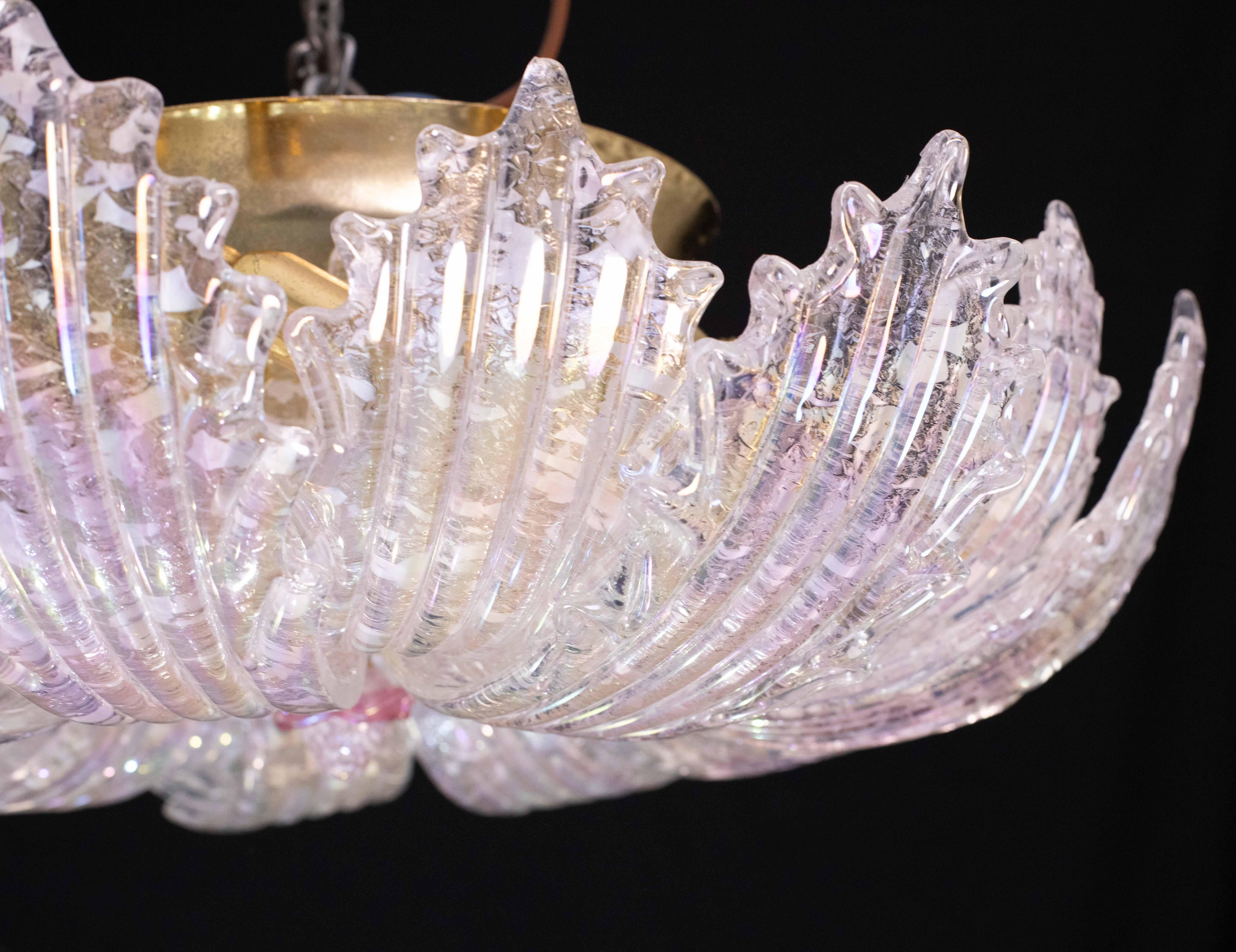 Straordinario fiore da soffitto italiano in vetro rosa iridescente e di Murano in vendita 6
