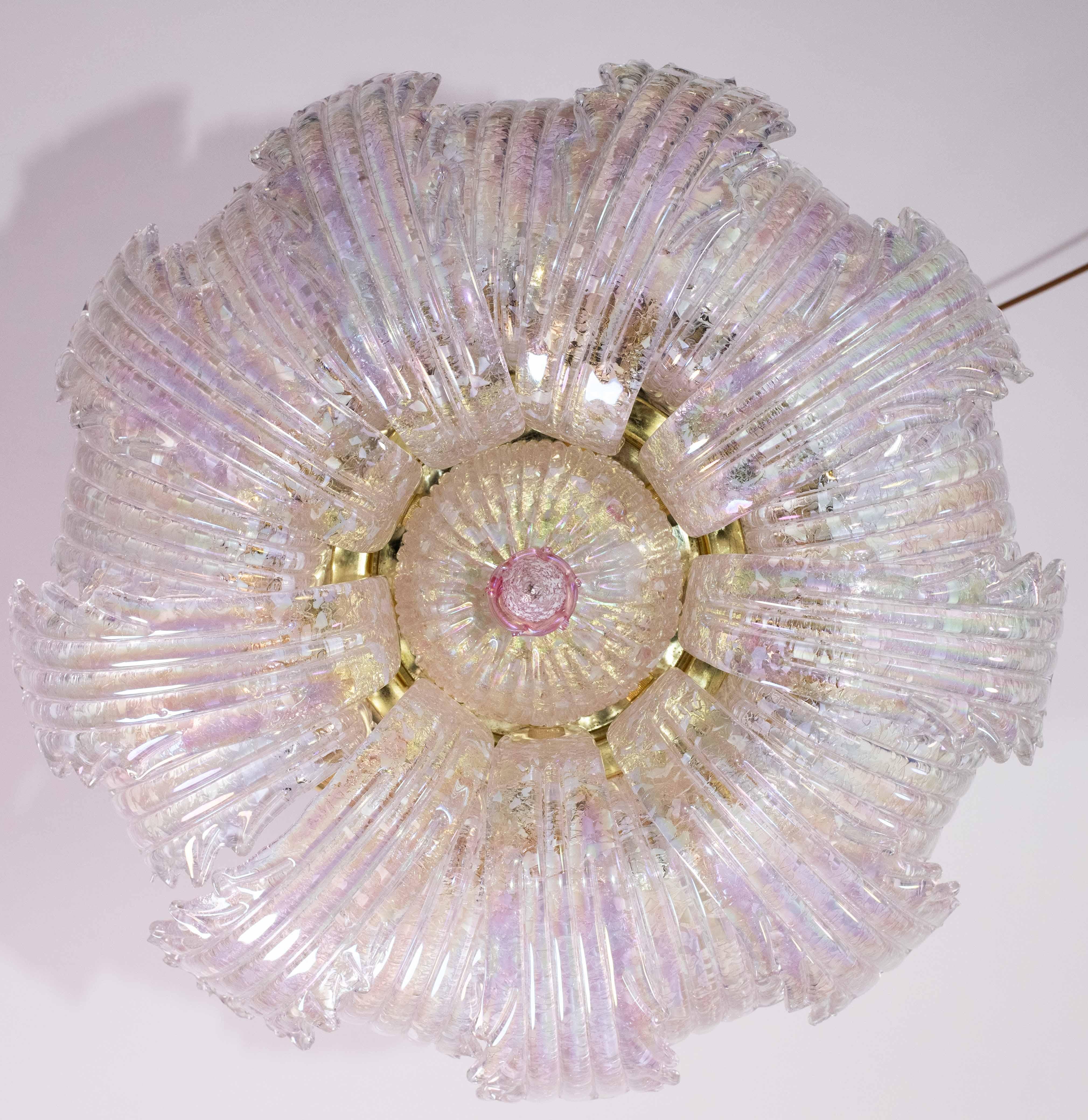 Straordinario fiore da soffitto italiano in vetro rosa iridescente e di Murano In condizioni buone in vendita a Roma, IT