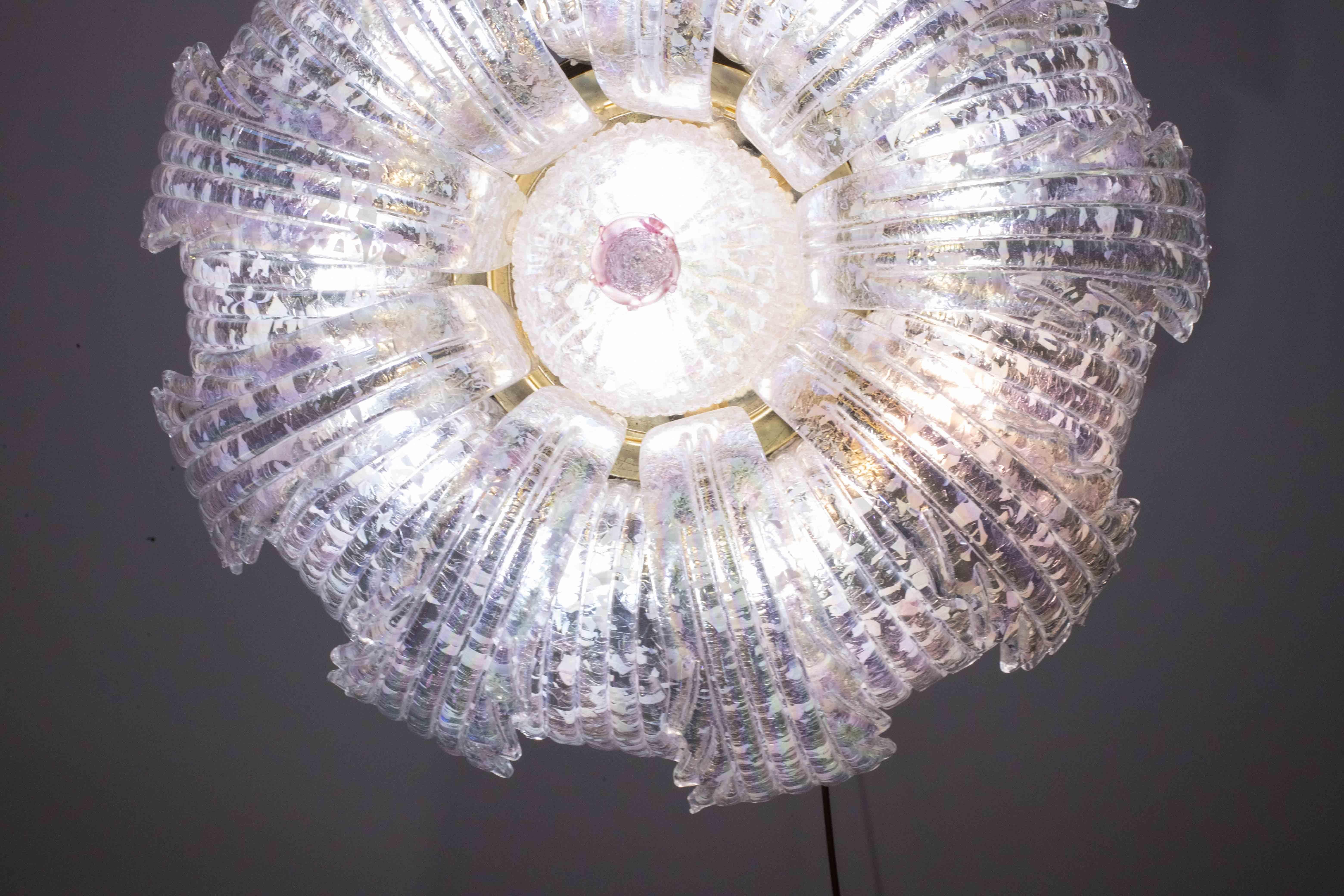 Vetro di Murano Straordinario fiore da soffitto italiano in vetro rosa iridescente e di Murano in vendita