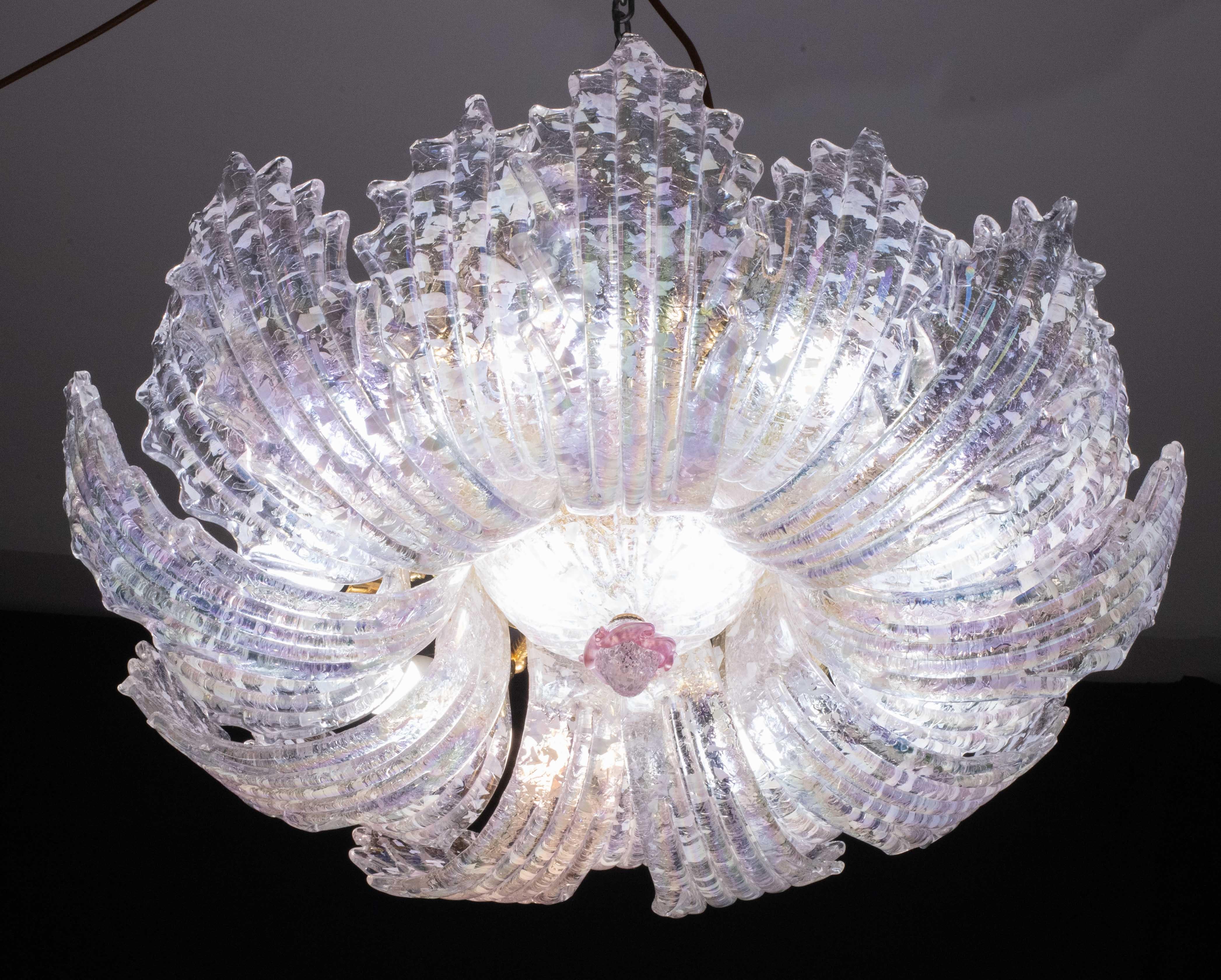 Straordinario fiore da soffitto italiano in vetro rosa iridescente e di Murano in vendita 2