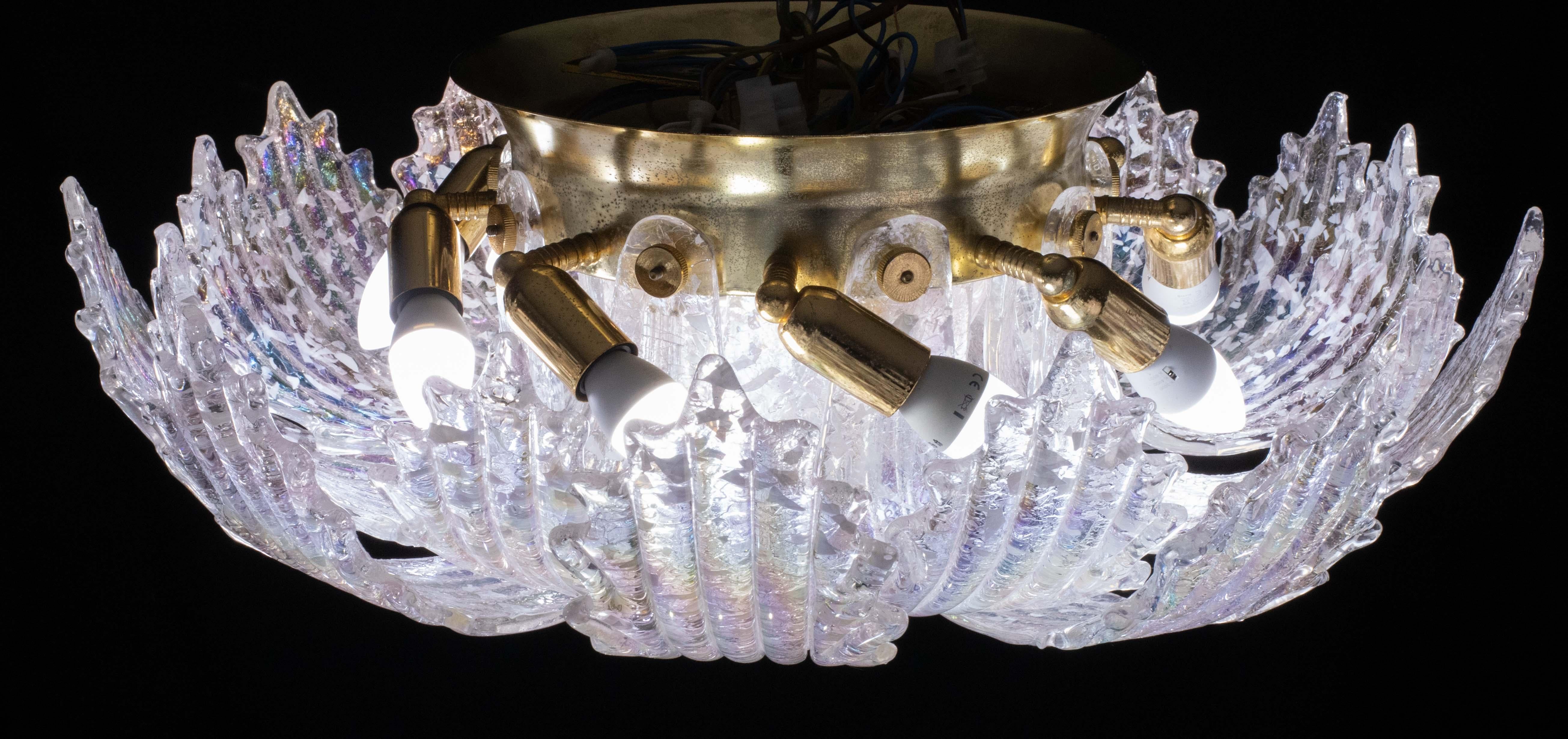 Straordinario fiore da soffitto italiano in vetro rosa iridescente e di Murano in vendita 3