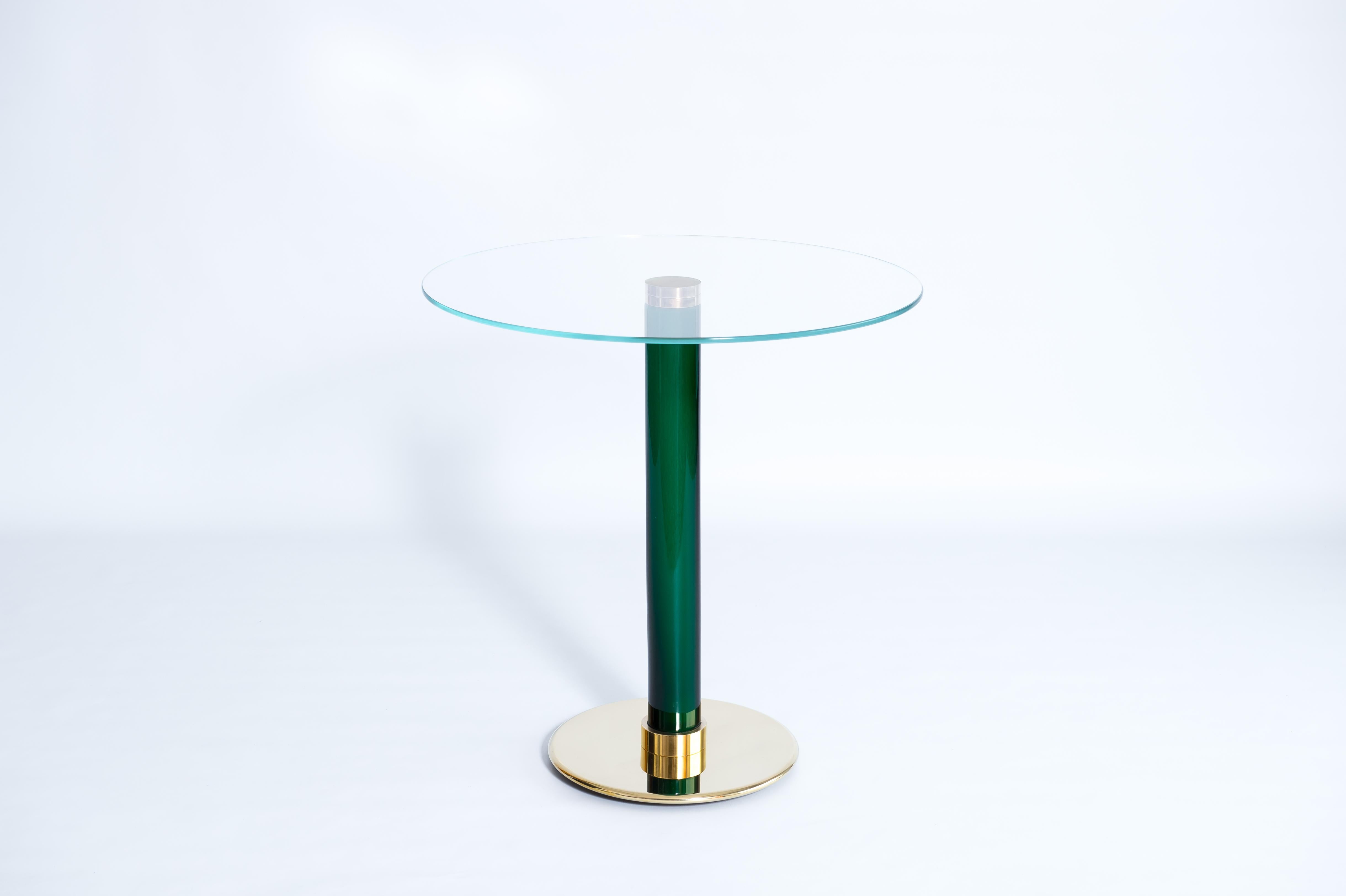 Außergewöhnlicher italienisch-venezianischer Cocktailtisch aus grünem geblasenem Murano-Glas, 1990er Jahre.
Dieser raffinierte Murano-Glastisch besteht aus einem stabilen Messingfuß, einer Säule aus grünem Glas und einer runden Platte aus klarem