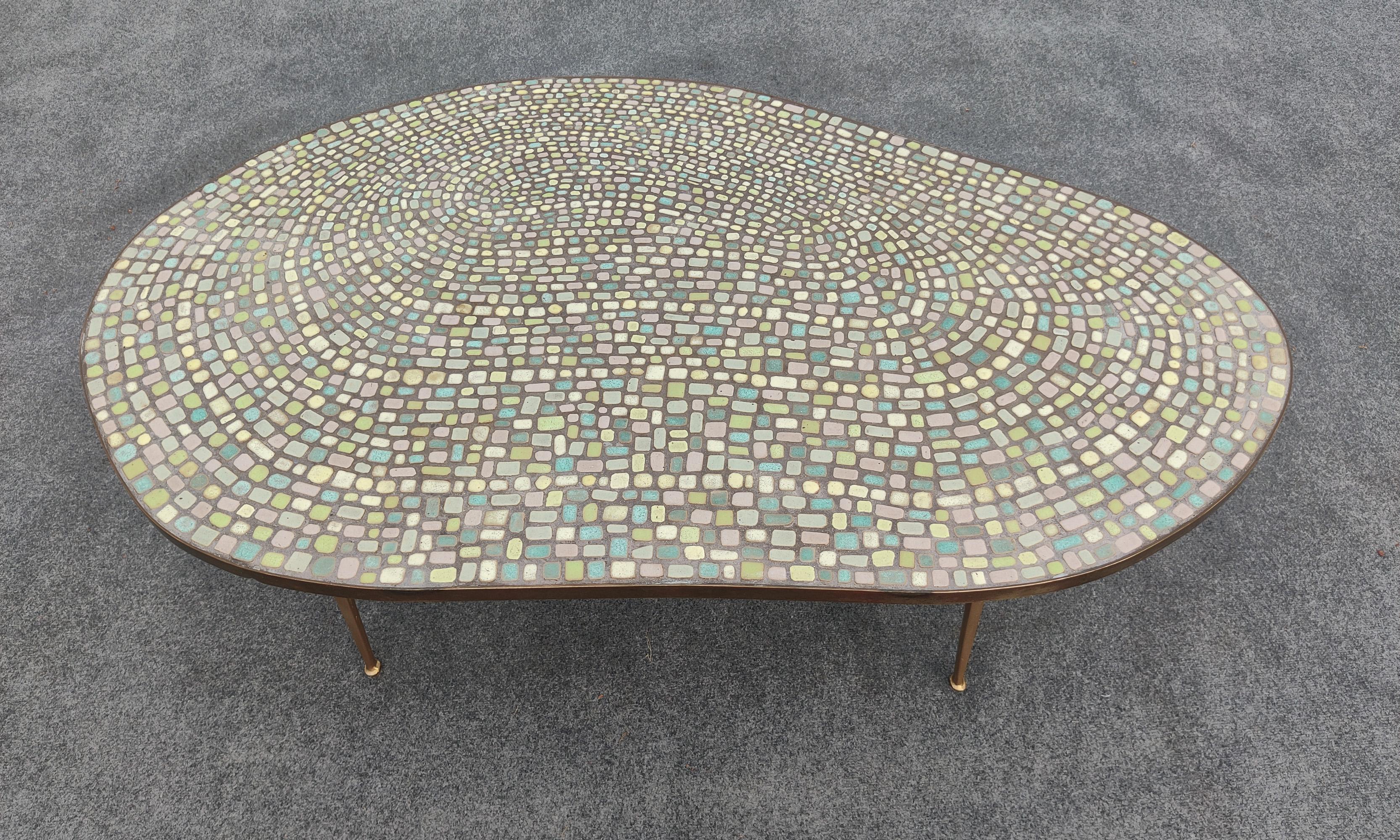Extraordinaire Juliette Derel Attr. Table basse de forme libre à plateau en carreaux colorés en vente 3
