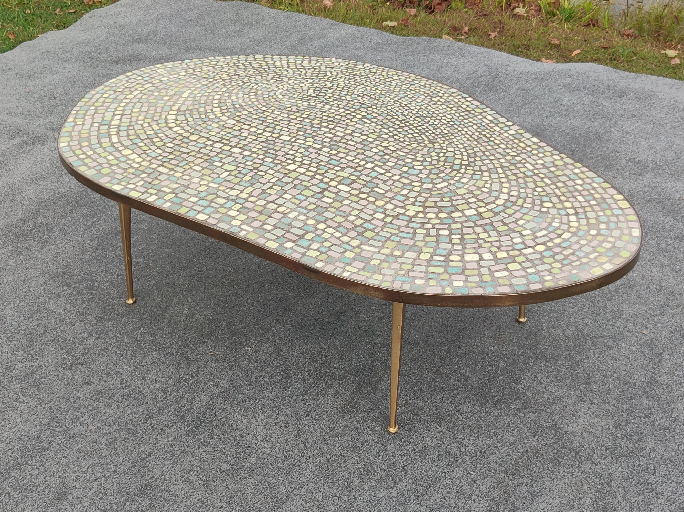 Extraordinaire Juliette Derel Attr. Table basse de forme libre à plateau en carreaux colorés en vente 4