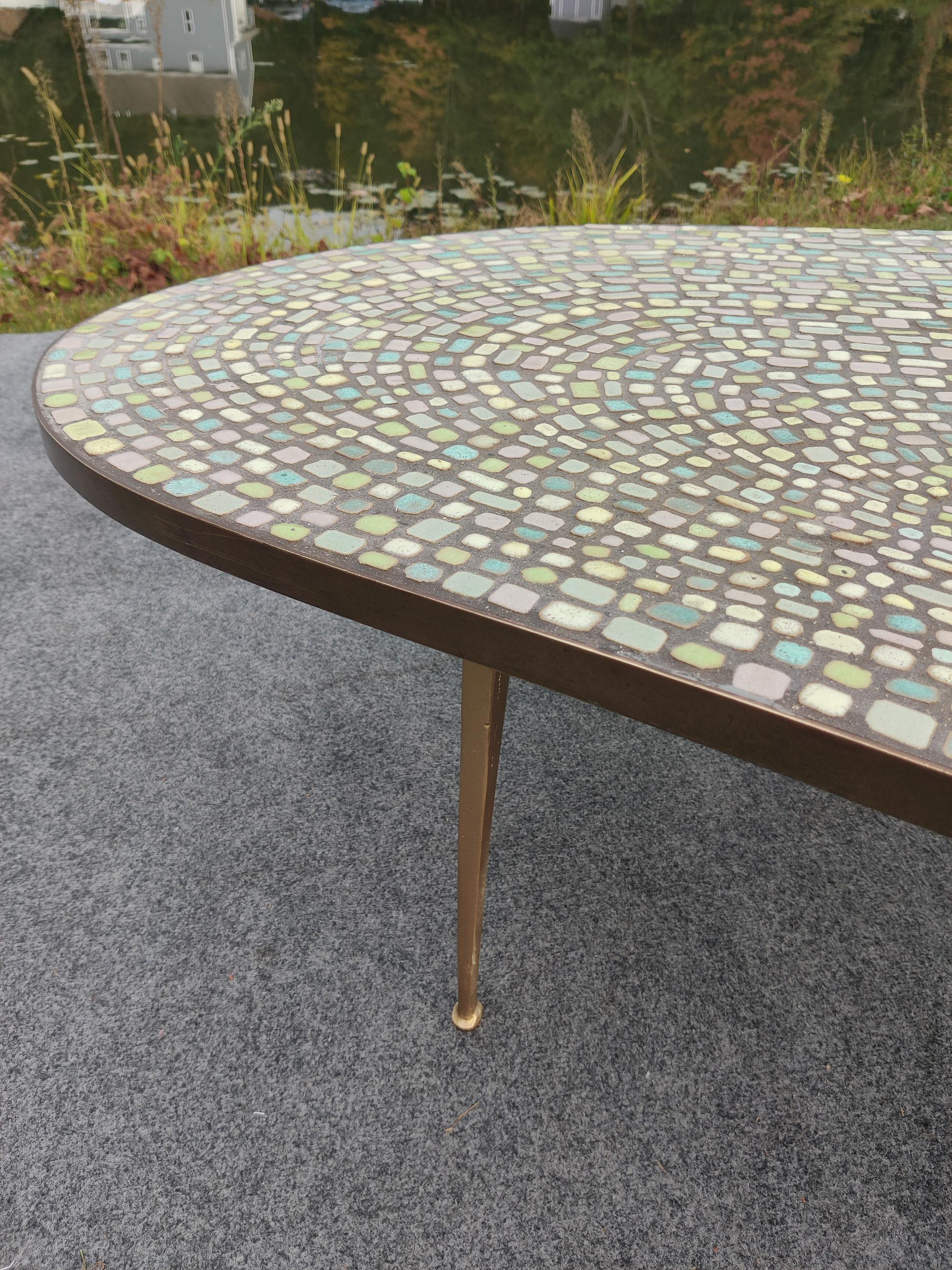 Extraordinaire Juliette Derel Attr. Table basse de forme libre à plateau en carreaux colorés en vente 10