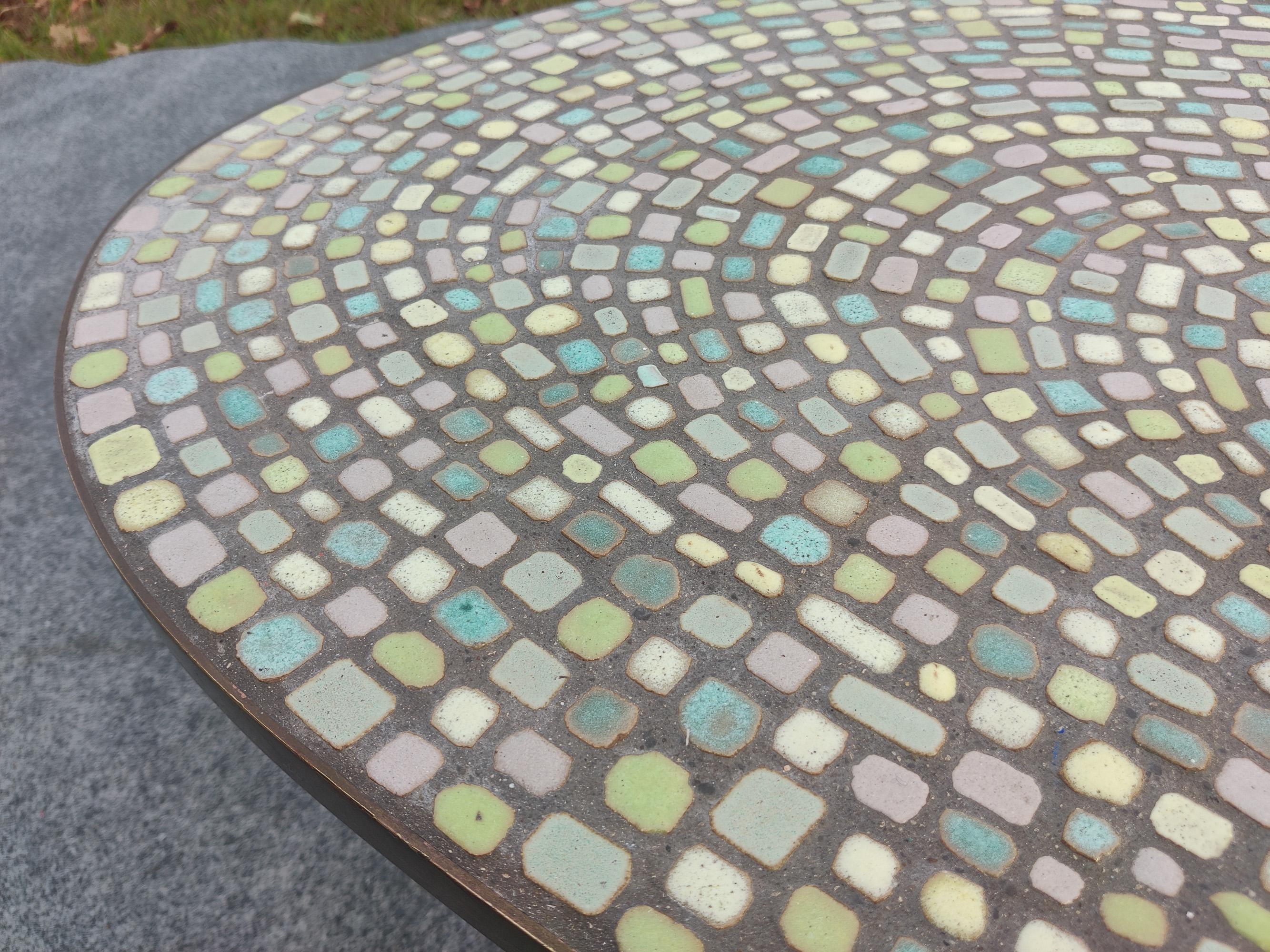 Extraordinaire Juliette Derel Attr. Table basse de forme libre à plateau en carreaux colorés en vente 11