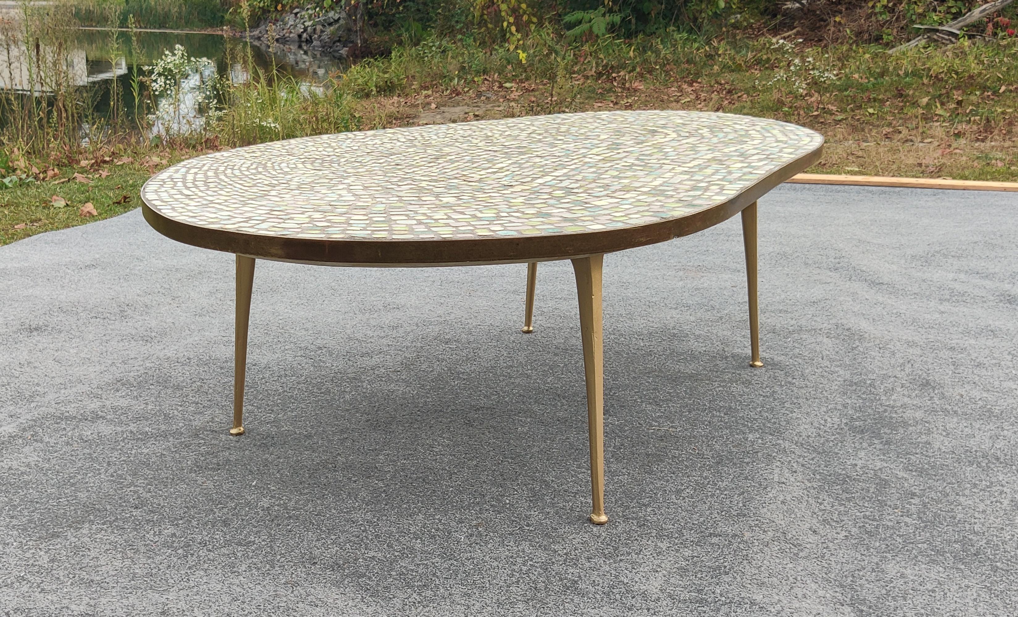 Les photos ne peuvent pas décrire la façon dont cette table se présente en personne. Attribuée à l'artisane française Juliette Derel, cette table suit son innovation dans la forme et les matériaux. D'une forme semblable à celle de ses miroirs