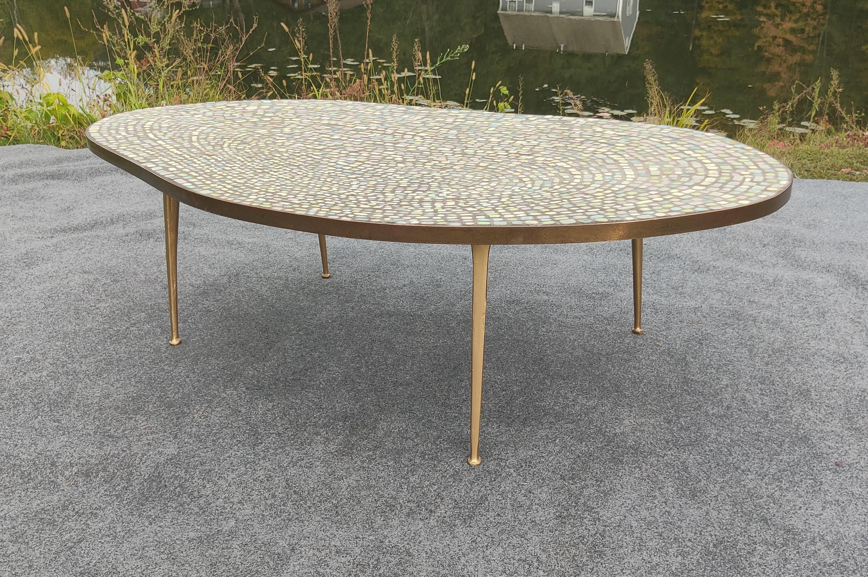 Mid-Century Modern Extraordinaire Juliette Derel Attr. Table basse de forme libre à plateau en carreaux colorés en vente