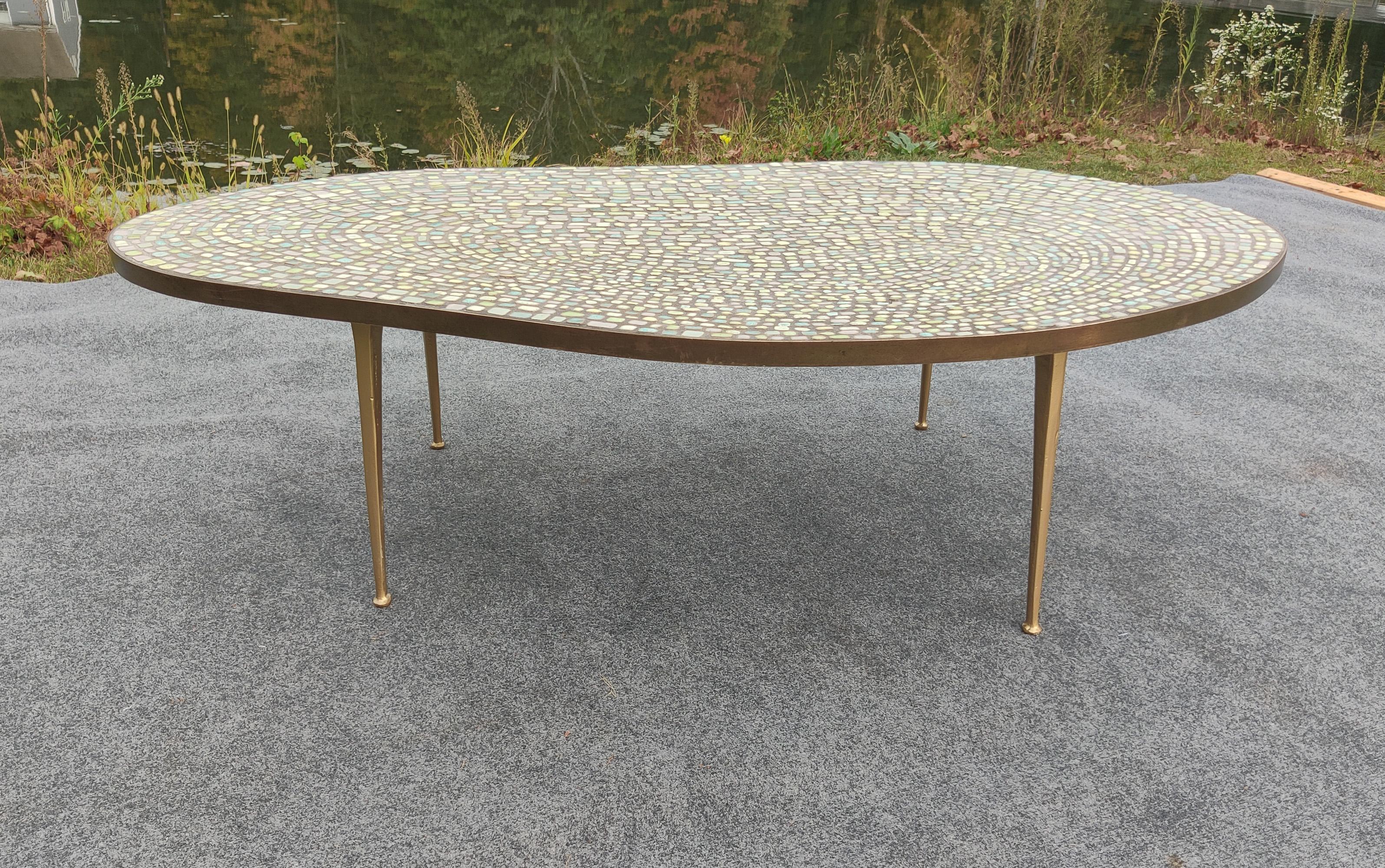 Français Extraordinaire Juliette Derel Attr. Table basse de forme libre à plateau en carreaux colorés en vente