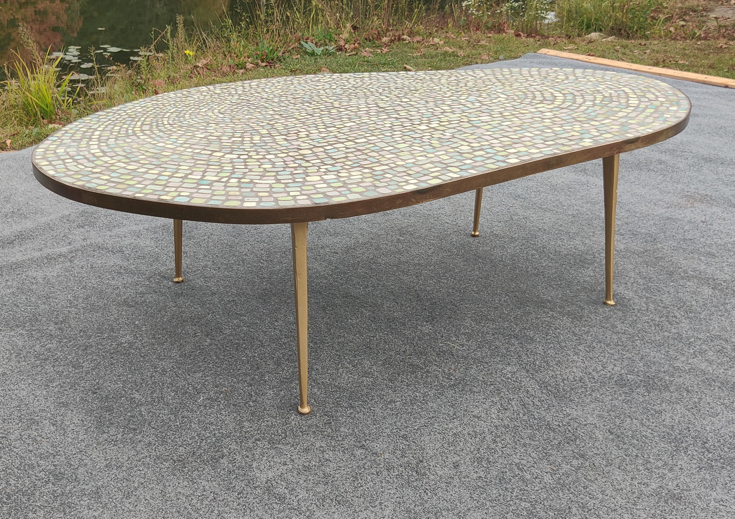 Extraordinaire Juliette Derel Attr. Table basse de forme libre à plateau en carreaux colorés Bon état - En vente à Philadelphia, PA