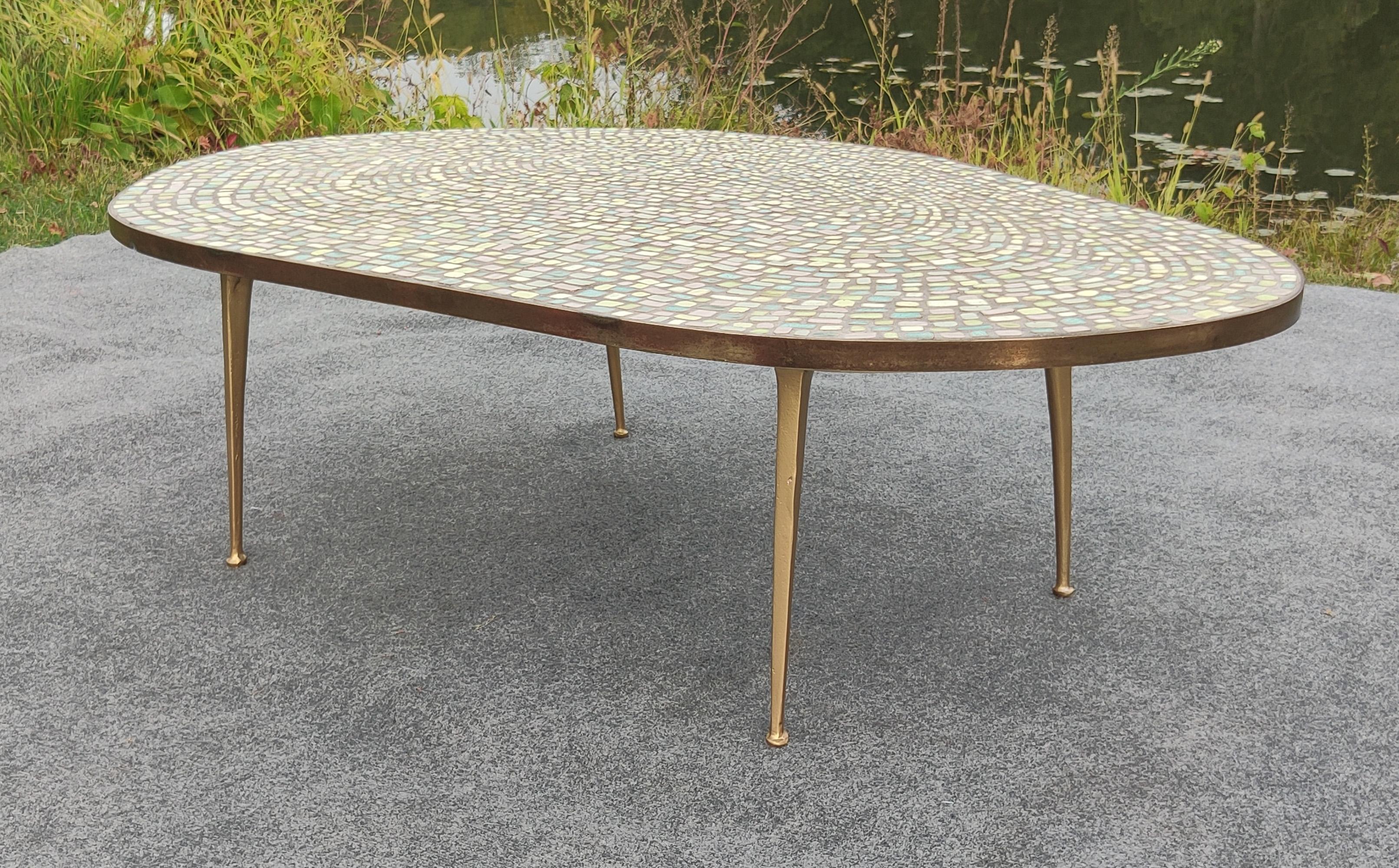 Laiton Extraordinaire Juliette Derel Attr. Table basse de forme libre à plateau en carreaux colorés en vente