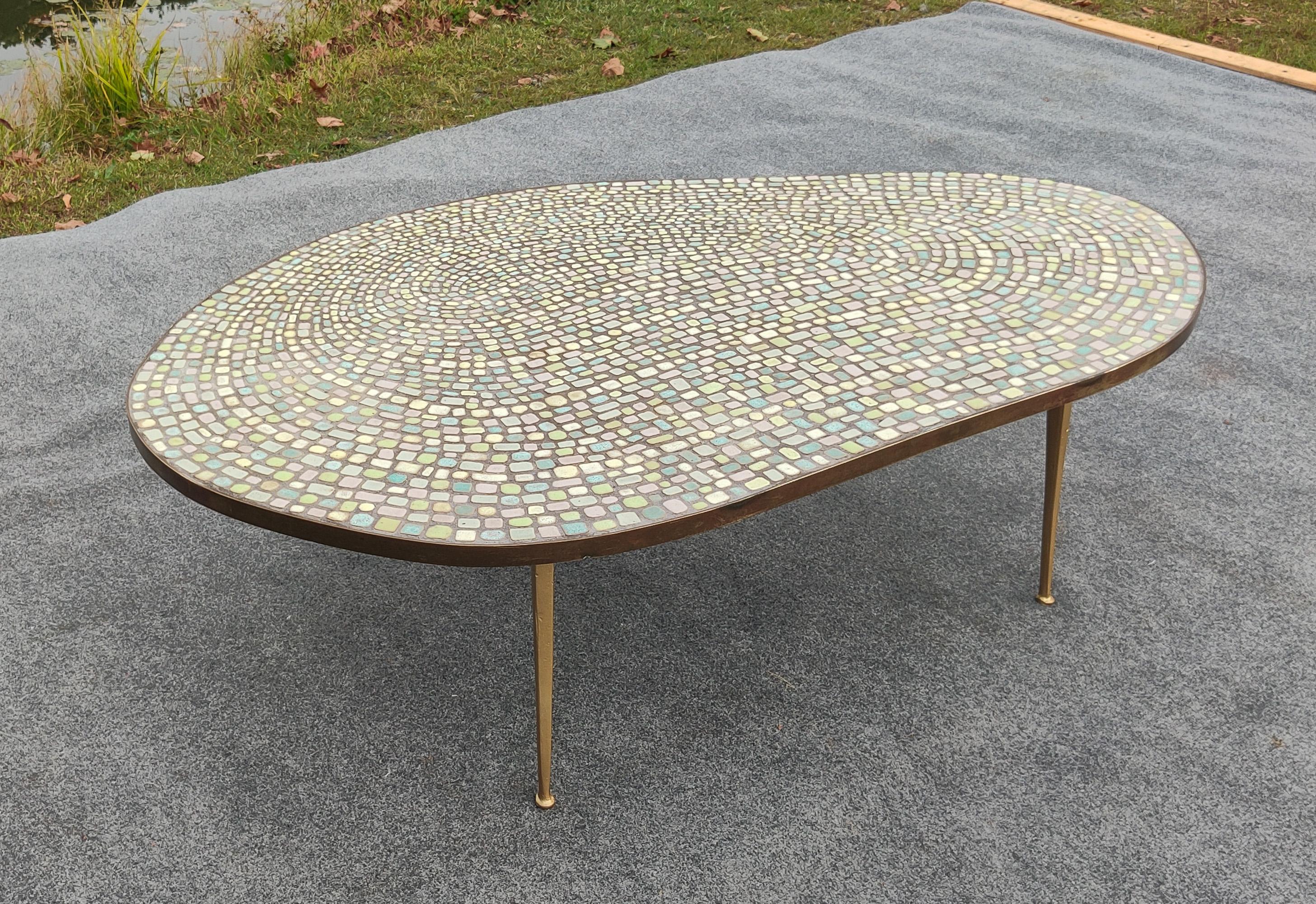 Extraordinaire Juliette Derel Attr. Table basse de forme libre à plateau en carreaux colorés en vente 1