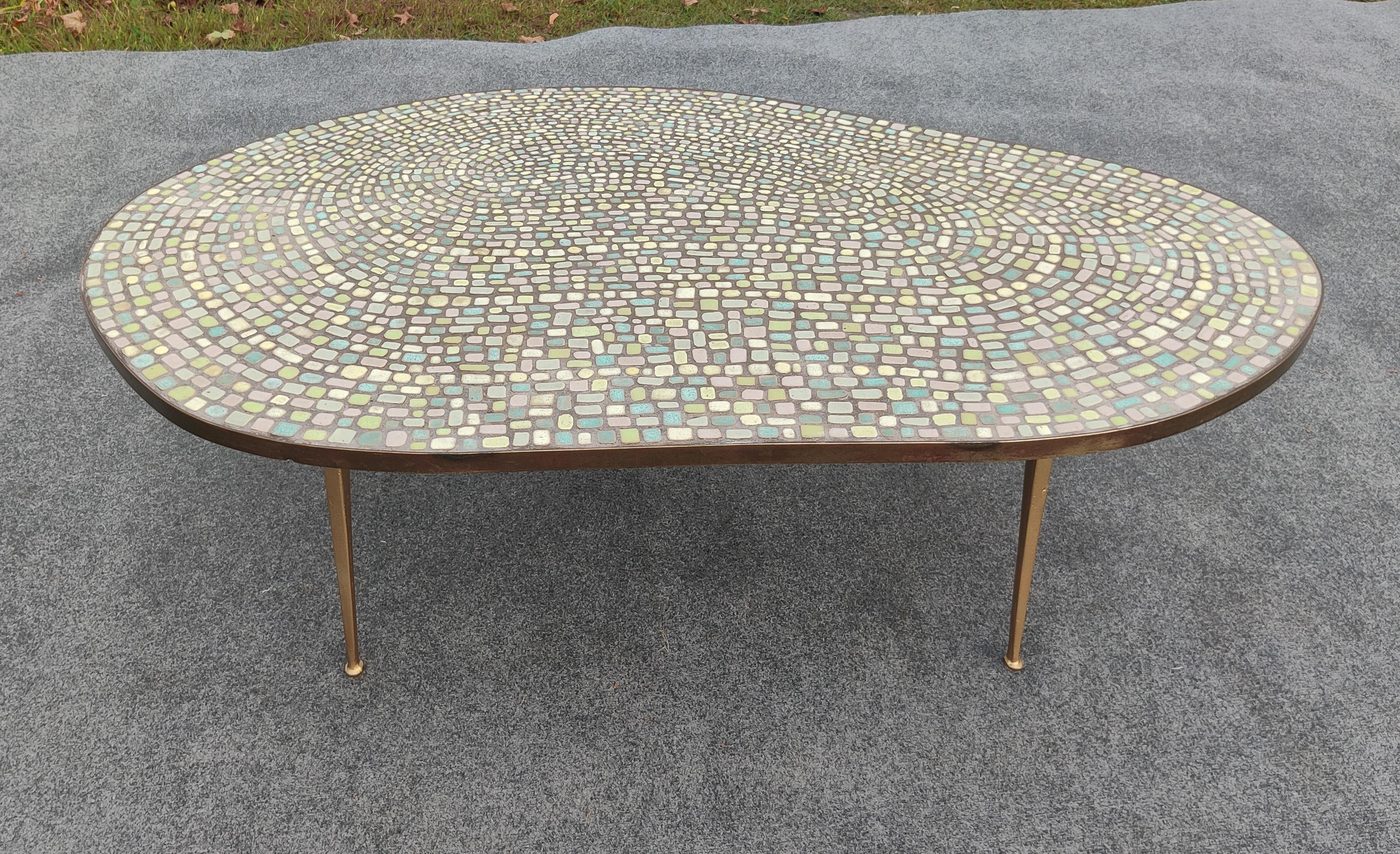 Extraordinaire Juliette Derel Attr. Table basse de forme libre à plateau en carreaux colorés en vente 2