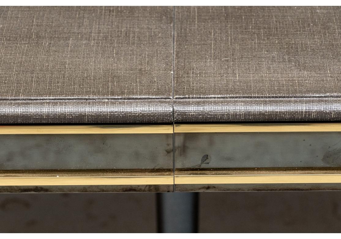 Extraordinaire table de salle à manger de style Louis XVI en lin laqué par Ron Seff Ltd. en vente 13
