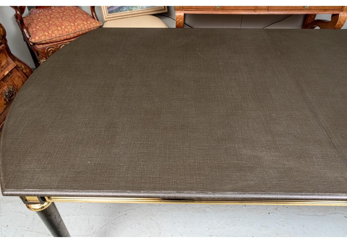 Extraordinaire table de salle à manger de style Louis XVI en lin laqué par Ron Seff Ltd. en vente 14
