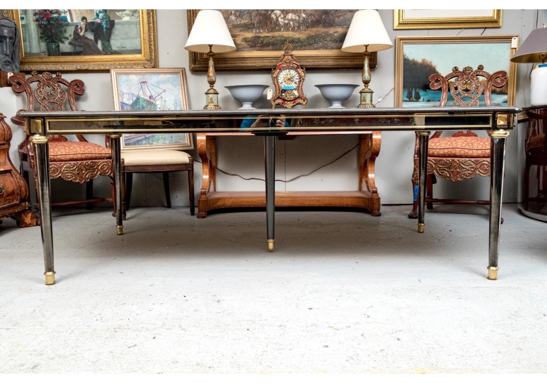 Extraordinaire table de salle à manger de style Louis XVI en lin laqué par Ron Seff Ltd. en vente 1