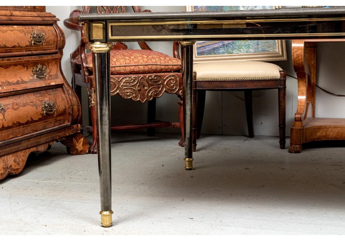 Extraordinaire table de salle à manger de style Louis XVI en lin laqué par Ron Seff Ltd. en vente 3
