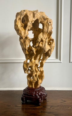 Außergewöhnliche große chinesische Gelehrte Rock Gelb Taihu Stein auf Holz Stand