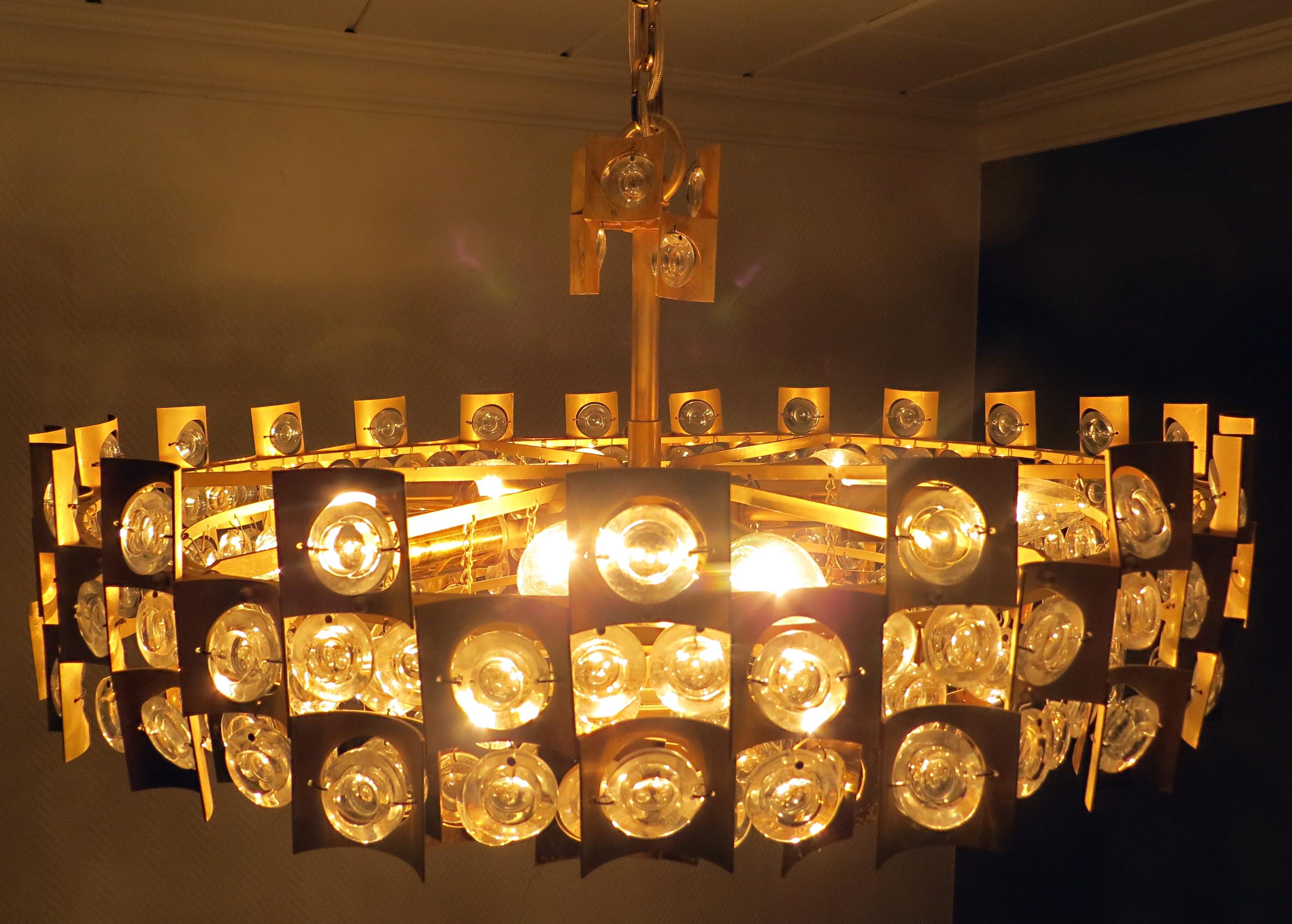 Large & Extraordinary Midcentury Brutalist Gilt Brass & Crystal Chandelier 1960s im Angebot 3