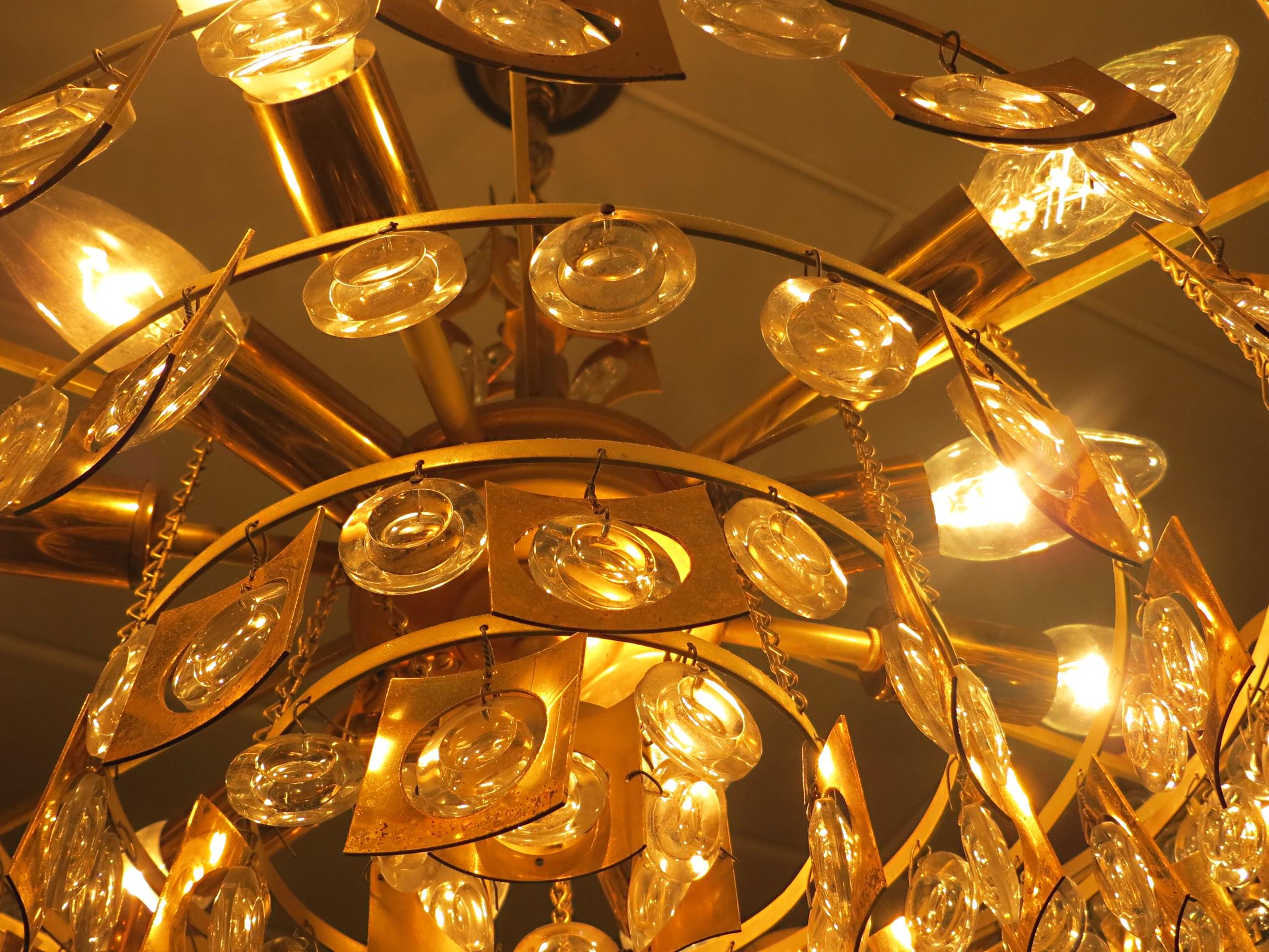 Large & Extraordinary Midcentury Brutalist Gilt Brass & Crystal Chandelier 1960s im Angebot 8