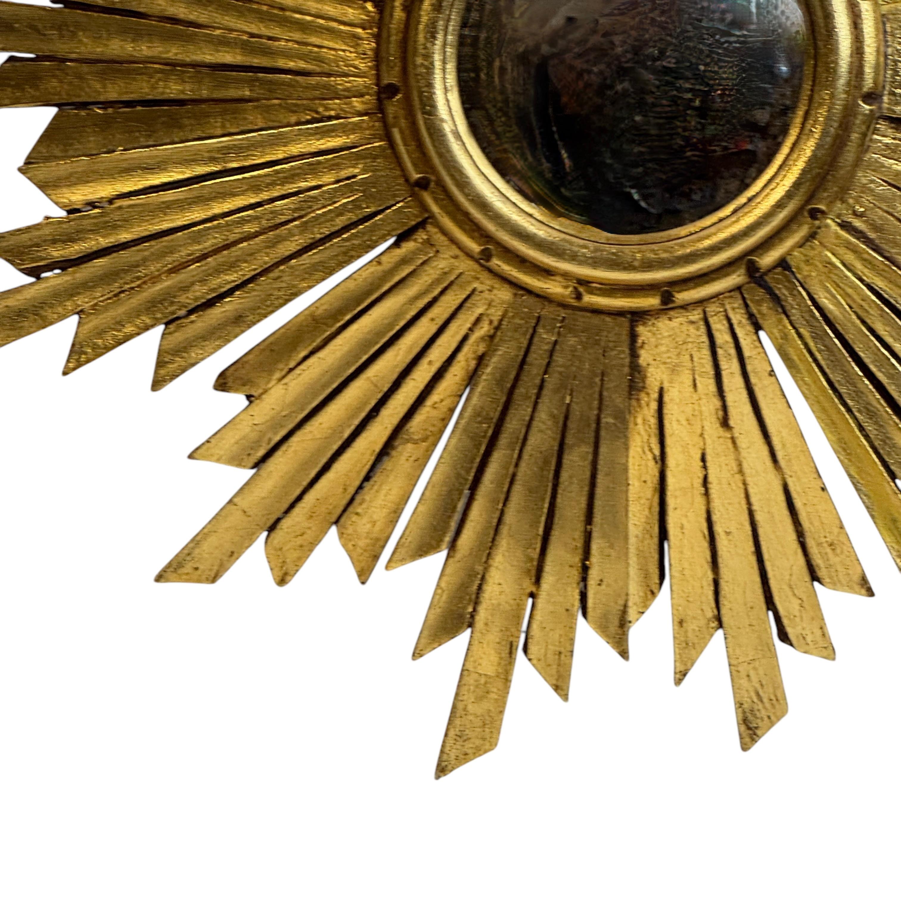 Außergewöhnlich großer Sunburst Starburst Konvexspiegel Vergoldetes Holz, Frankreich 1950er Jahre (Handgeschnitzt) im Angebot