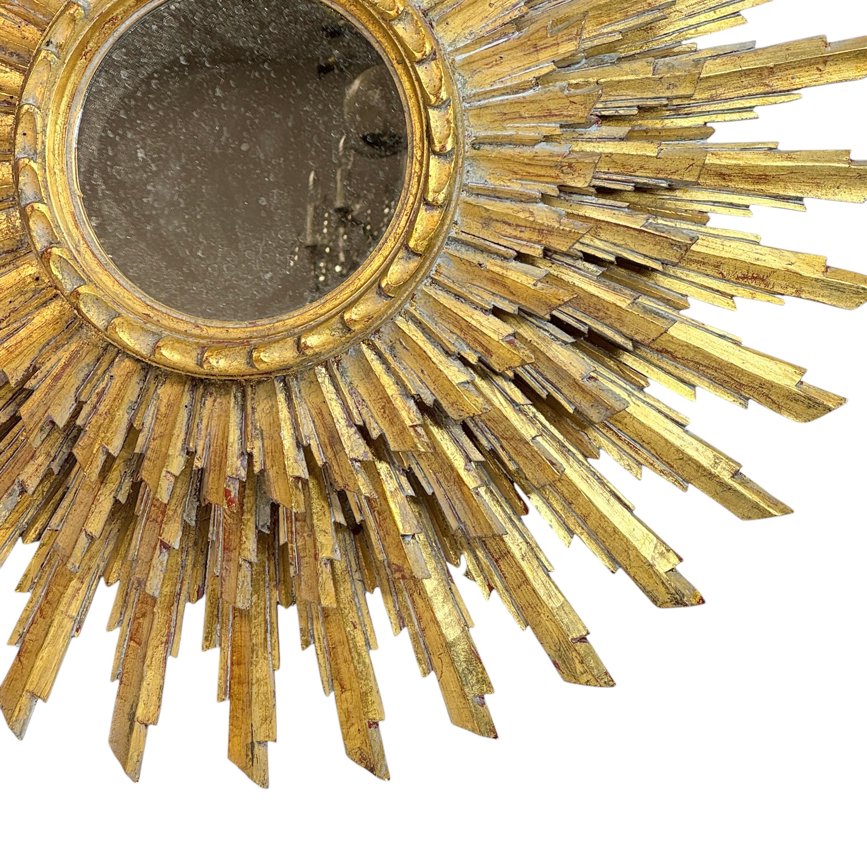 Sculpté à la main Extraordinaire grand miroir en trois couches Sunburst Starburst  Bois doré France 1950 en vente