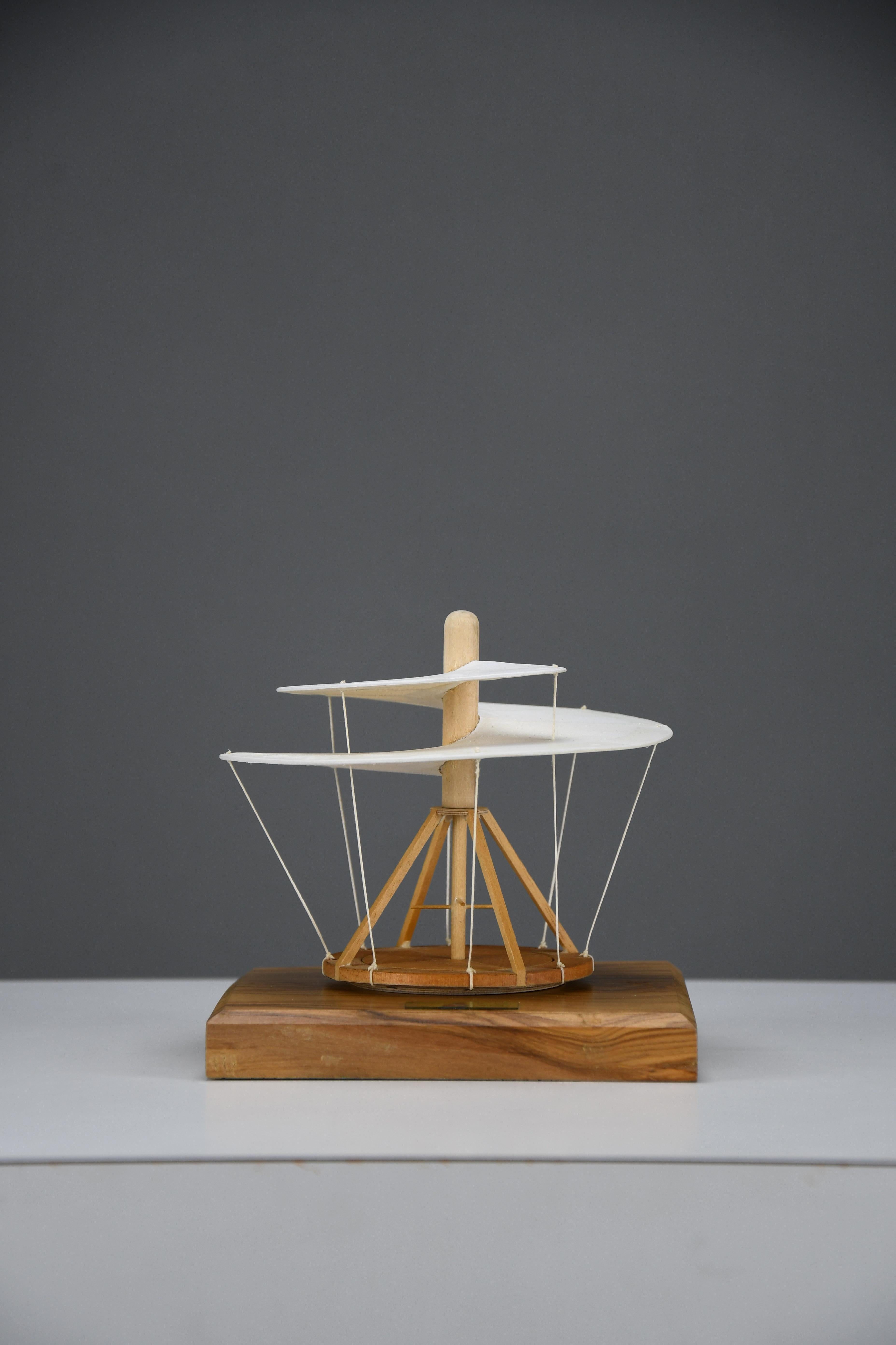 Straordinario modello di elicottero di Leonardo da Vinci - di Giovanni Sacchi in vendita 3