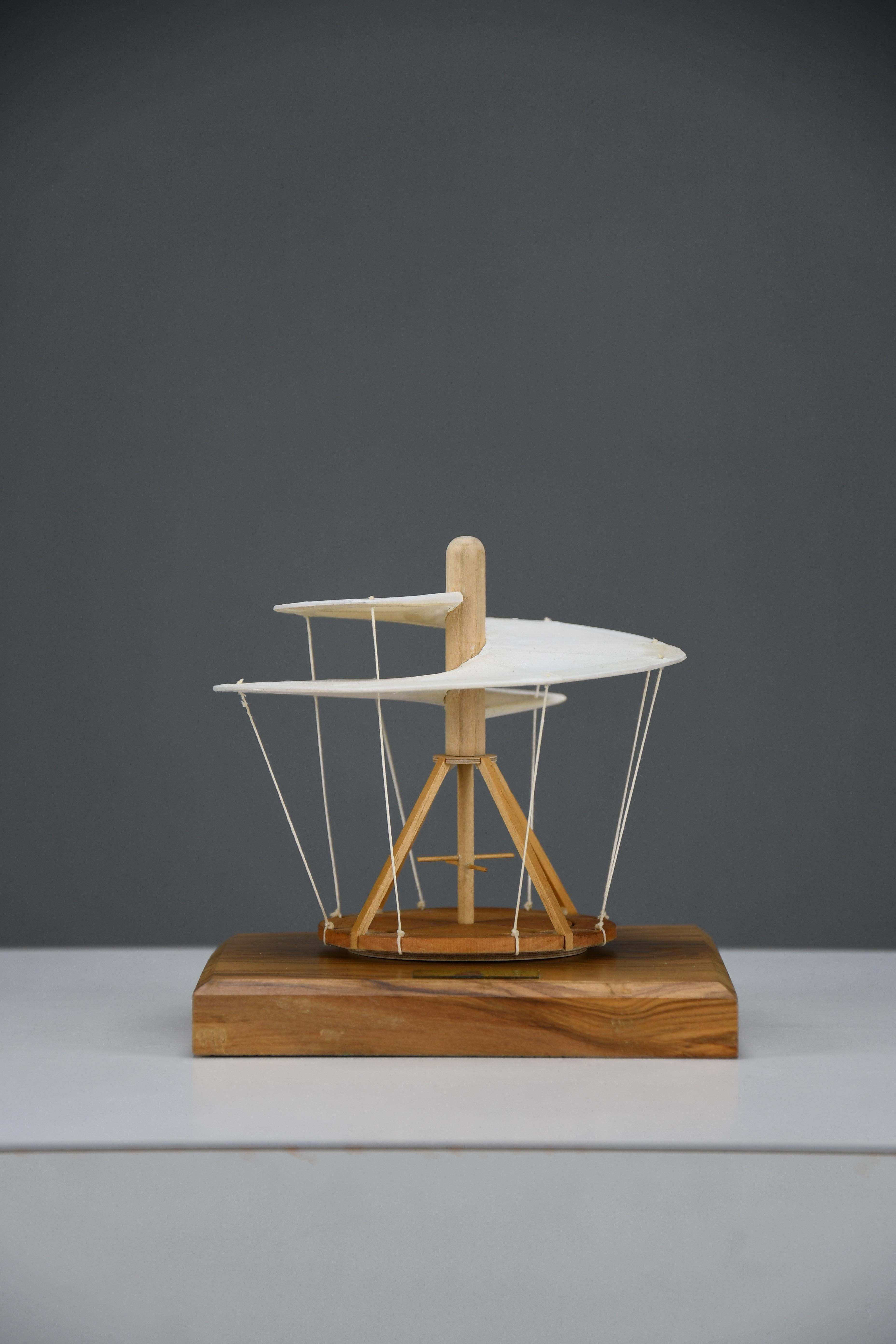 Legno Straordinario modello di elicottero di Leonardo da Vinci - di Giovanni Sacchi in vendita