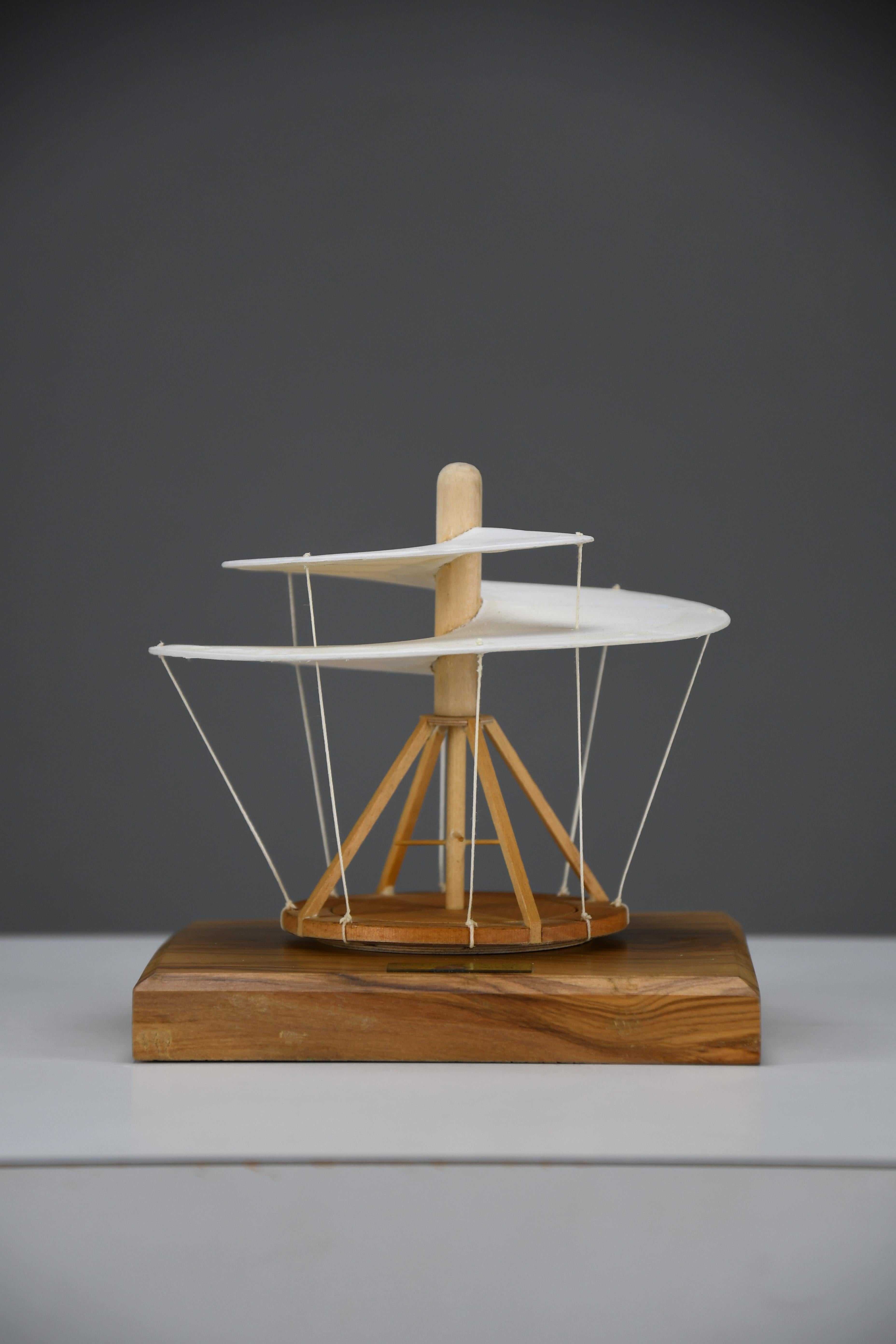 Straordinario modello di elicottero di Leonardo da Vinci - di Giovanni Sacchi in vendita 1