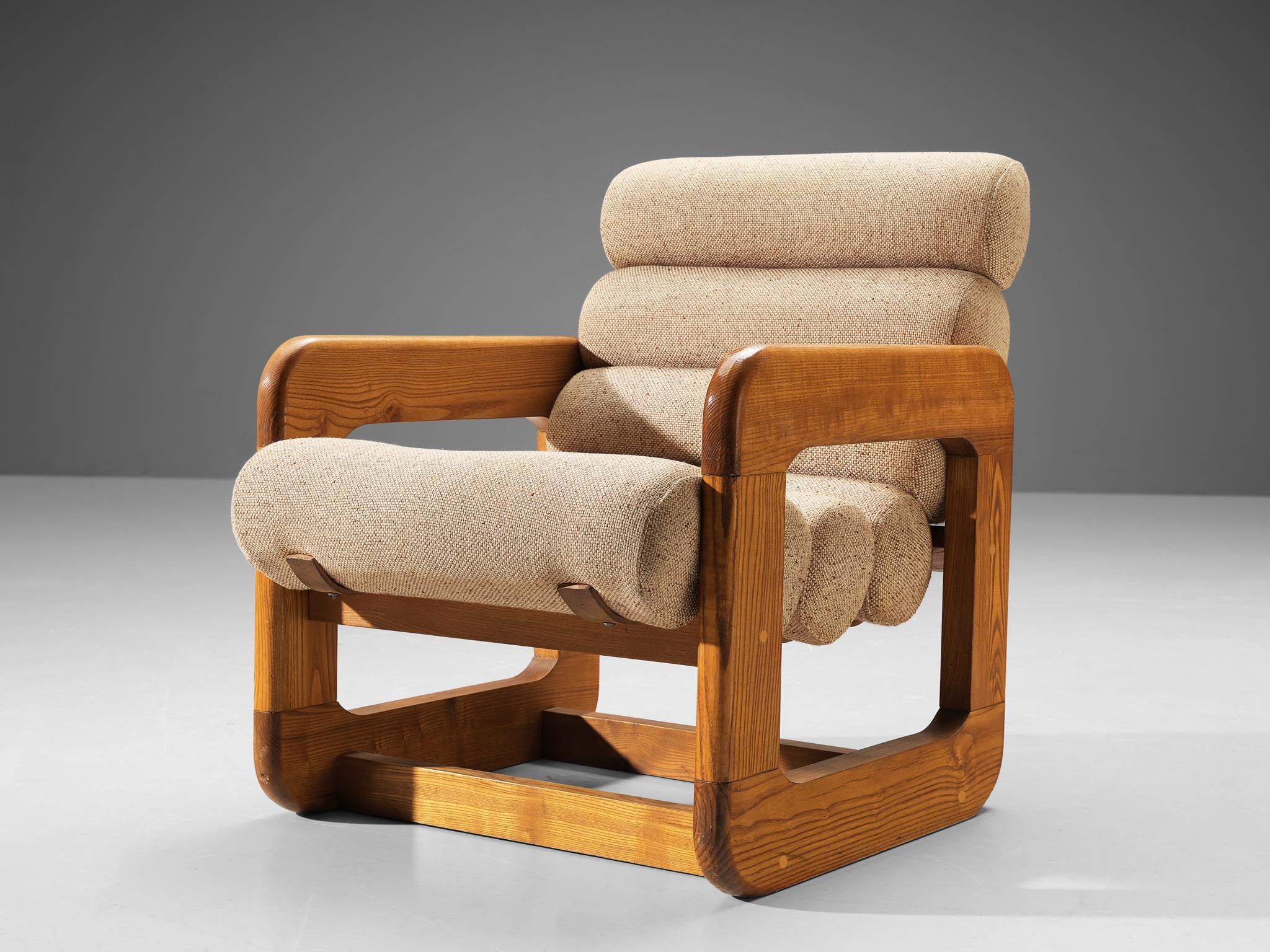 Chaise longue, frêne, tissu, métal, Europe, années 1970. 

Chaise longue non conventionnelle dotée d'un design exceptionnel. L'assise contient plusieurs coussins en forme de tube attachés ensemble pour créer un siège et un dossier. La répétition de