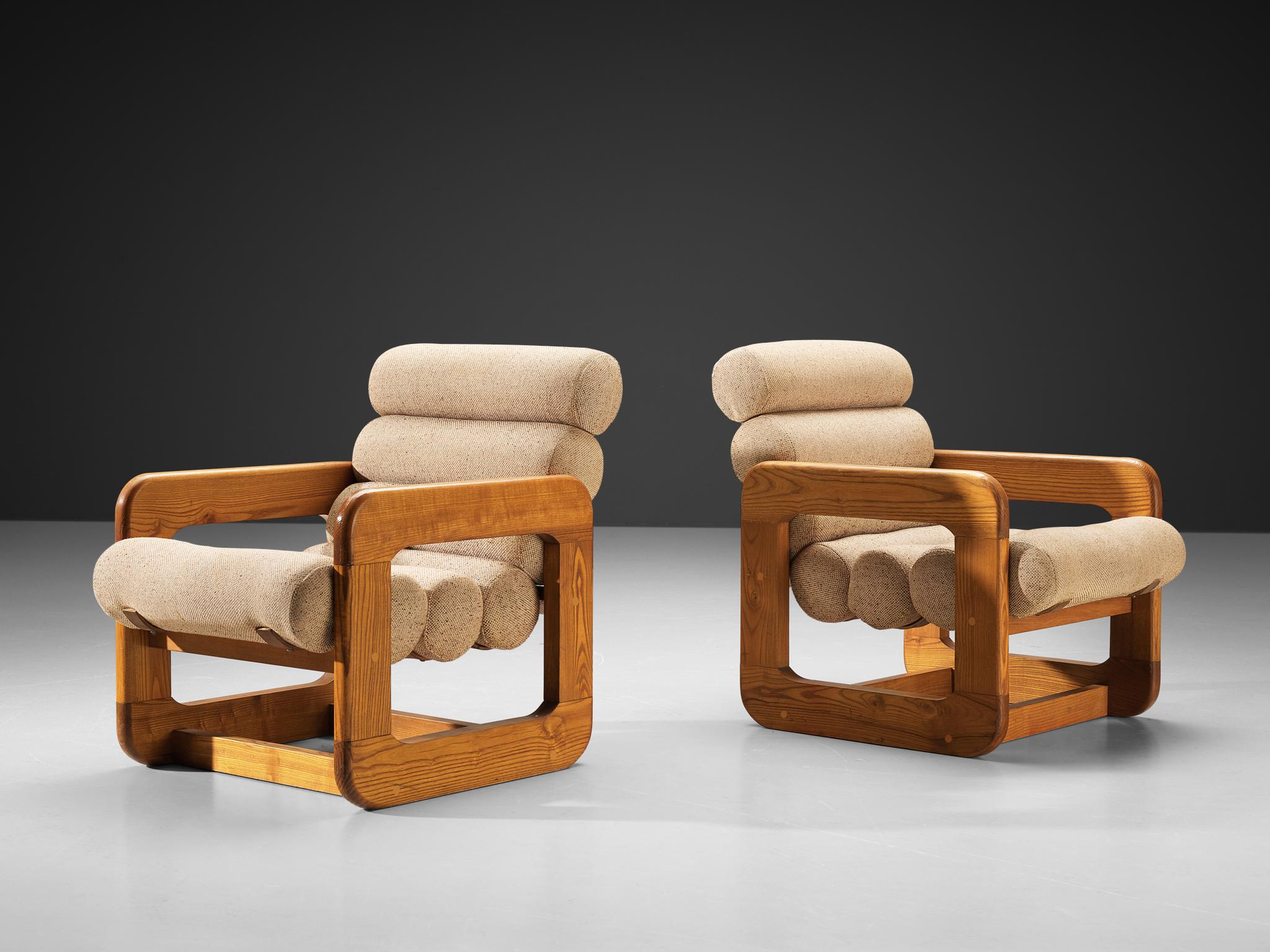 Paar außergewöhnliche Loungesessel in Esche und beigefarbener Polsterung (Stoff) im Angebot