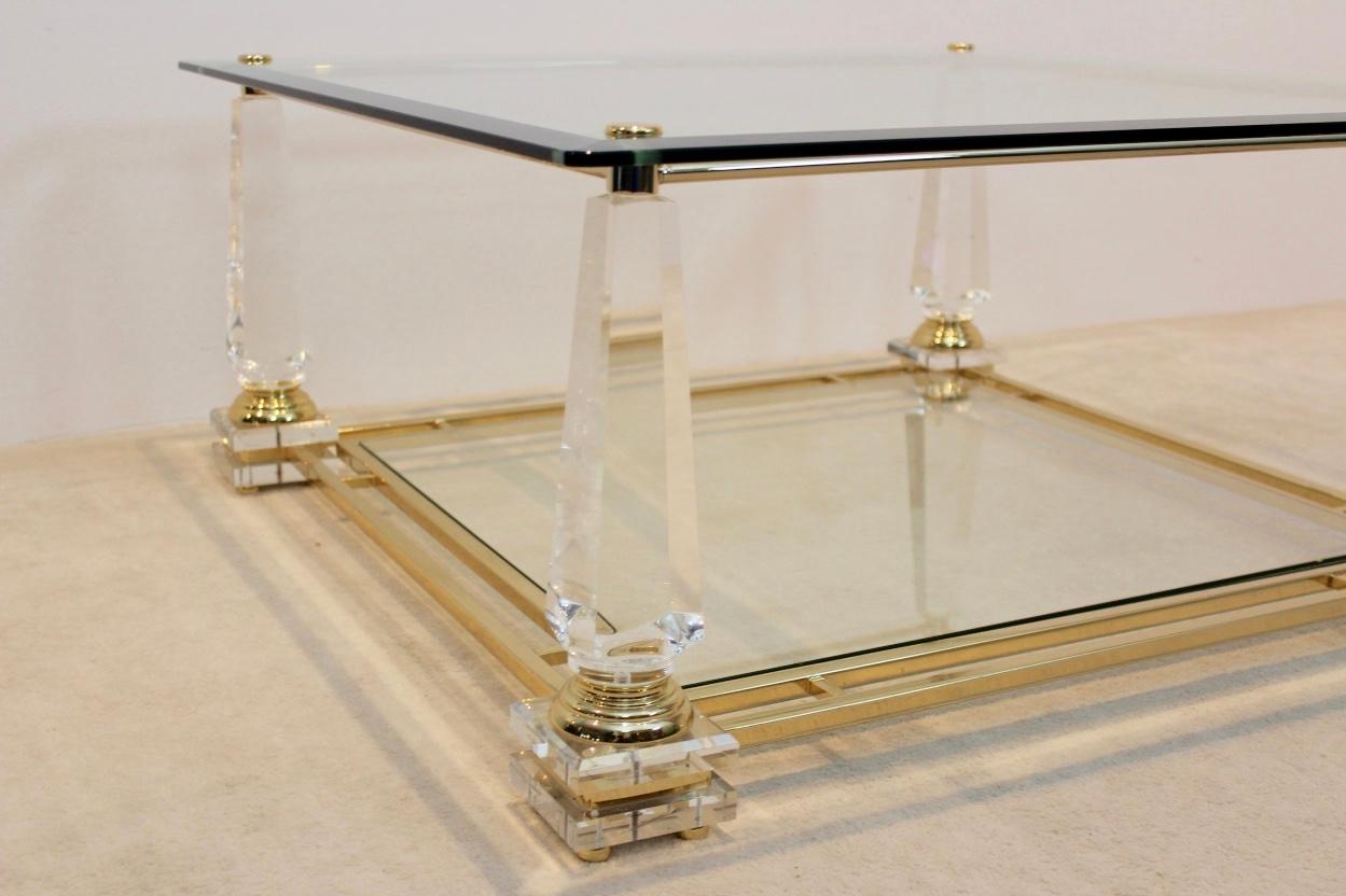 Extraordinaire table basse obélisque en lucite, laiton et verre, 1970 en vente 3
