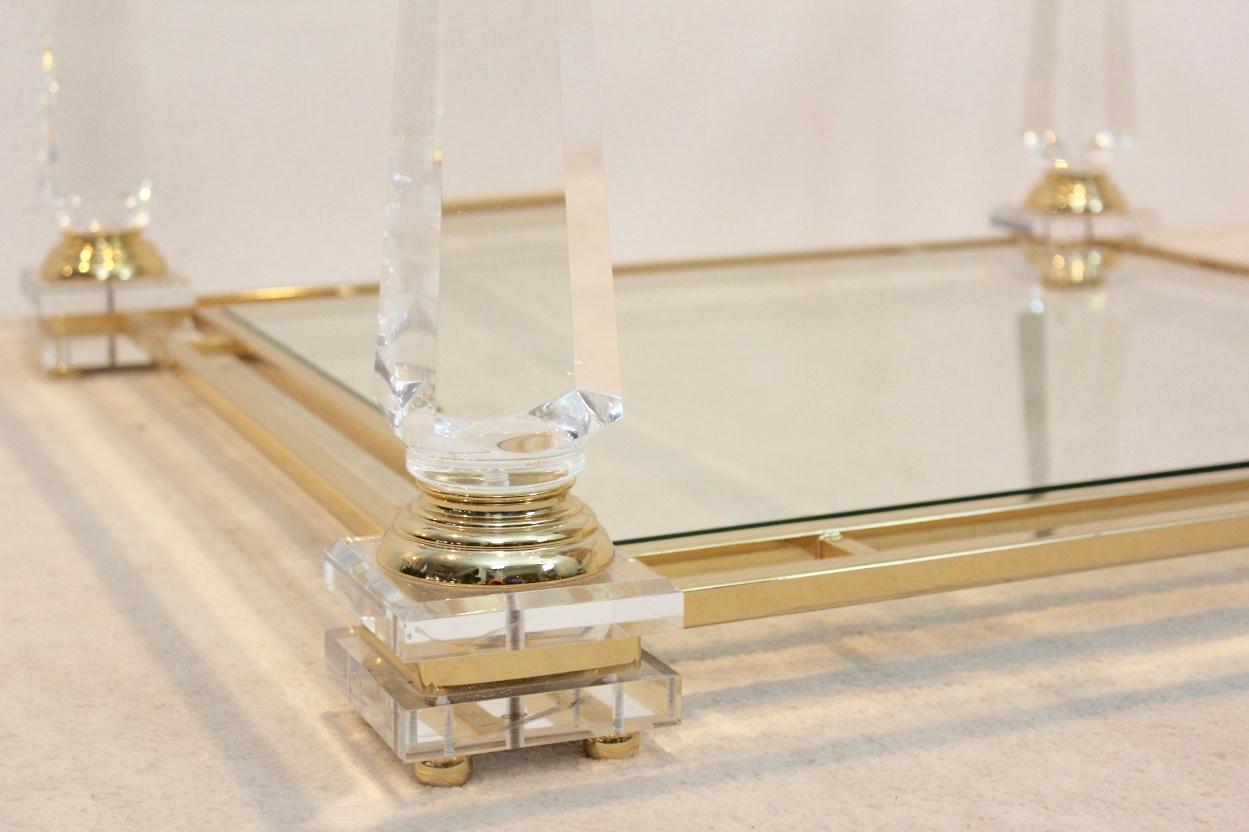 Hollywood Regency Extraordinaire table basse obélisque en lucite, laiton et verre, 1970 en vente