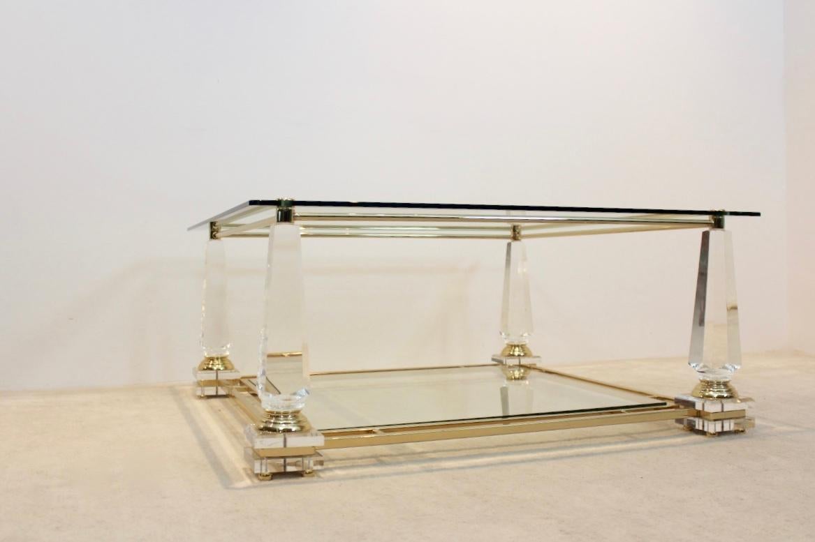 Extraordinaire table basse obélisque en lucite, laiton et verre, 1970 en vente 1