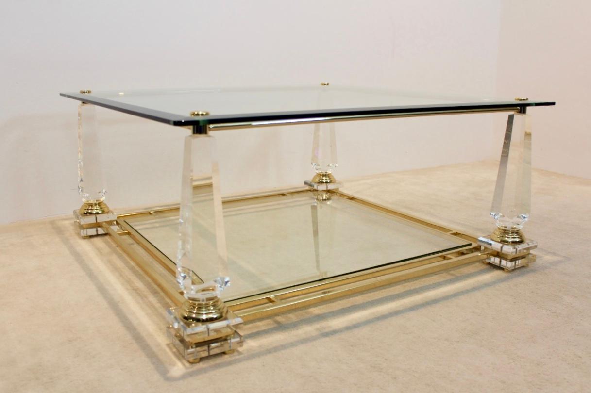 Extraordinaire table basse obélisque en lucite, laiton et verre, 1970 en vente 2
