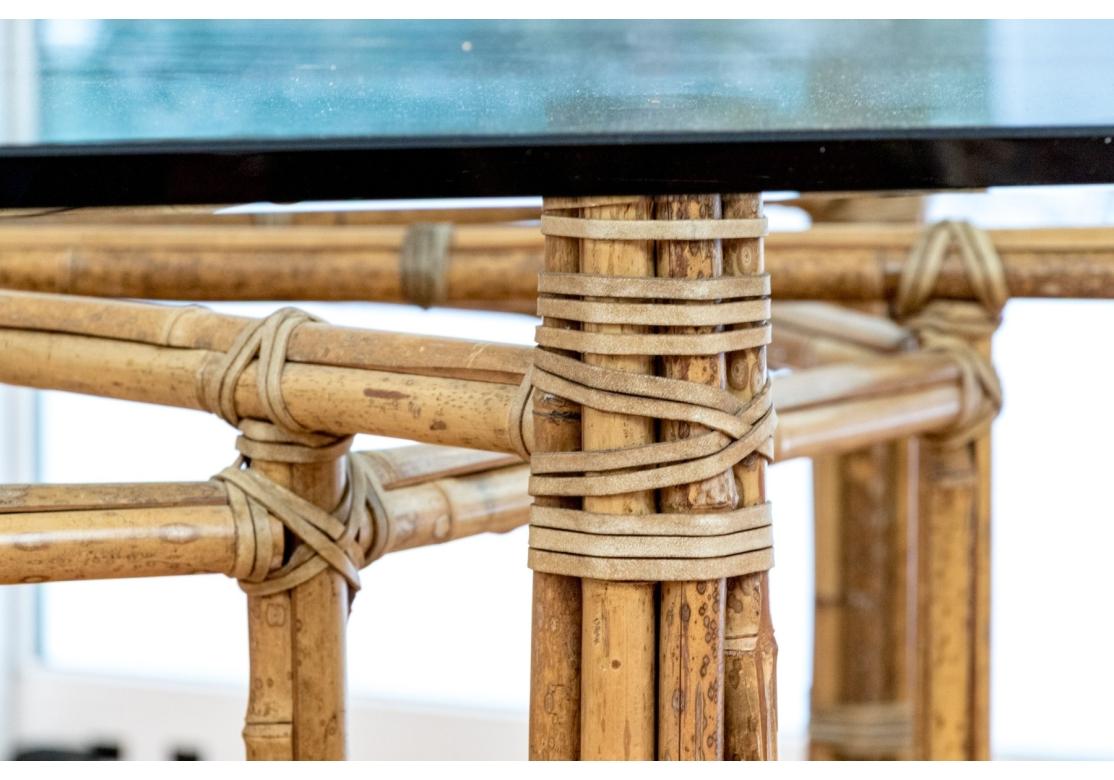 L'incroyable design de McGuire mélange le design épuré du milieu du siècle avec les reliures organiques et naturelles en bambou et en cuir. Une table de salle à manger octogonale McGuire composée de sections de bambou coupées avec une reliure en