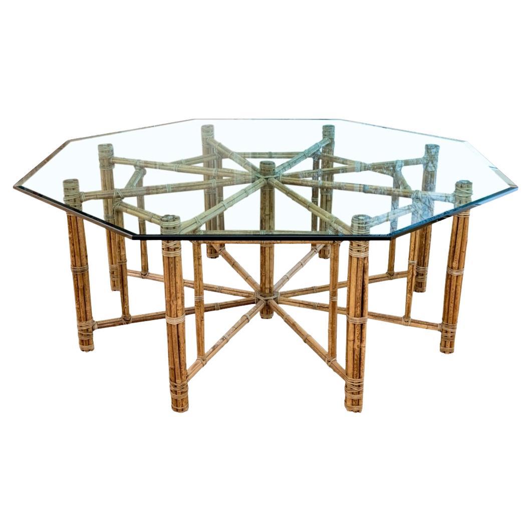 Extraordinaria mesa de comedor octogonal con tapa de bambú y cristal de McGuire Furniture