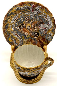 Straordinaria tazza e piattino Meiji Satsuma, firma in rilievo in smalto dorato, Kozan Zo