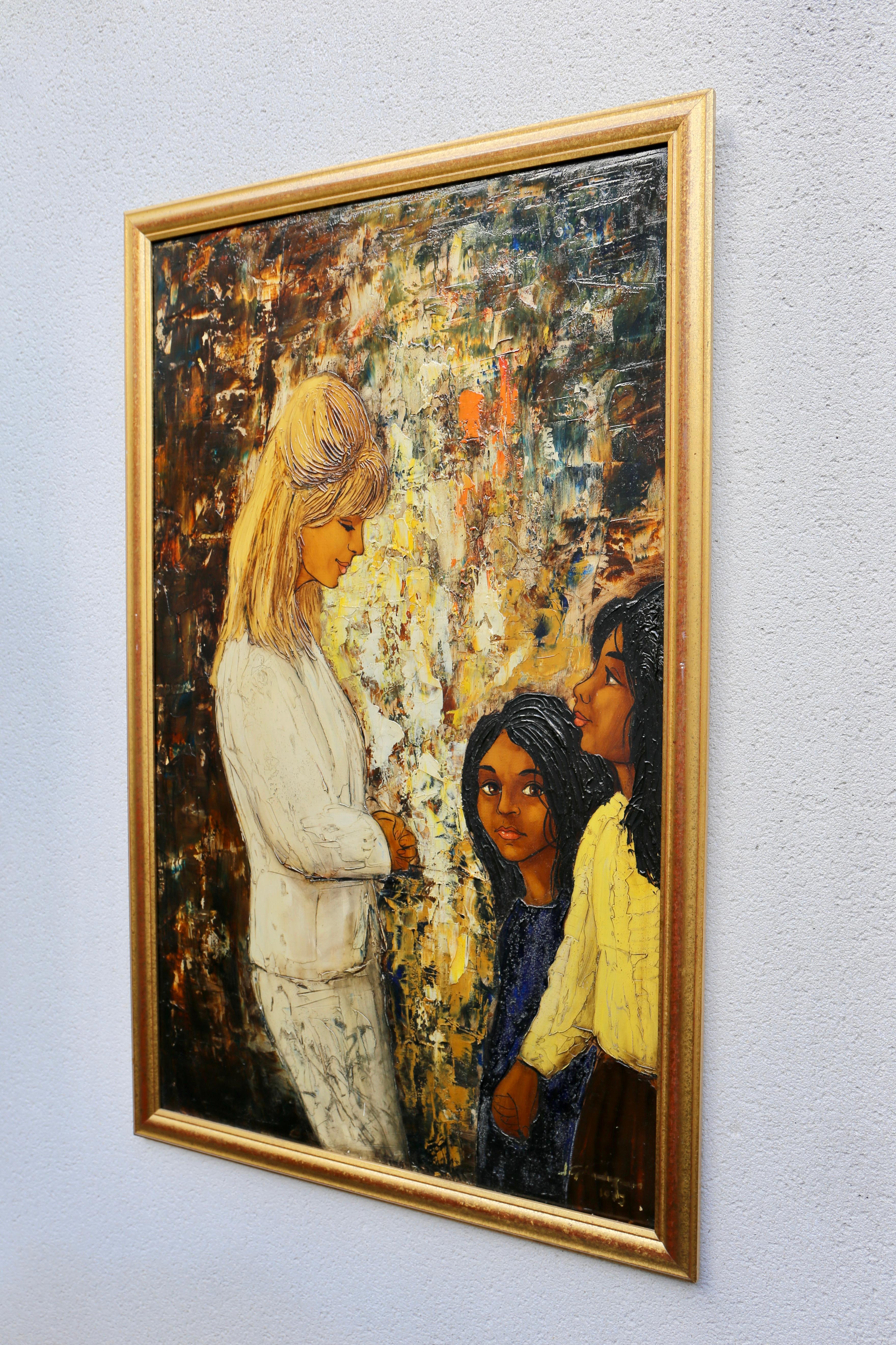 Extraordinaria pintura de mediados del siglo XX sobre cartón - Una escena íntima llena de emoción

El cuadro capta una tierna interacción entre una mujer rubia y dos niñas.

La mujer, vestida con un elegante conjunto blanco, está representada en una