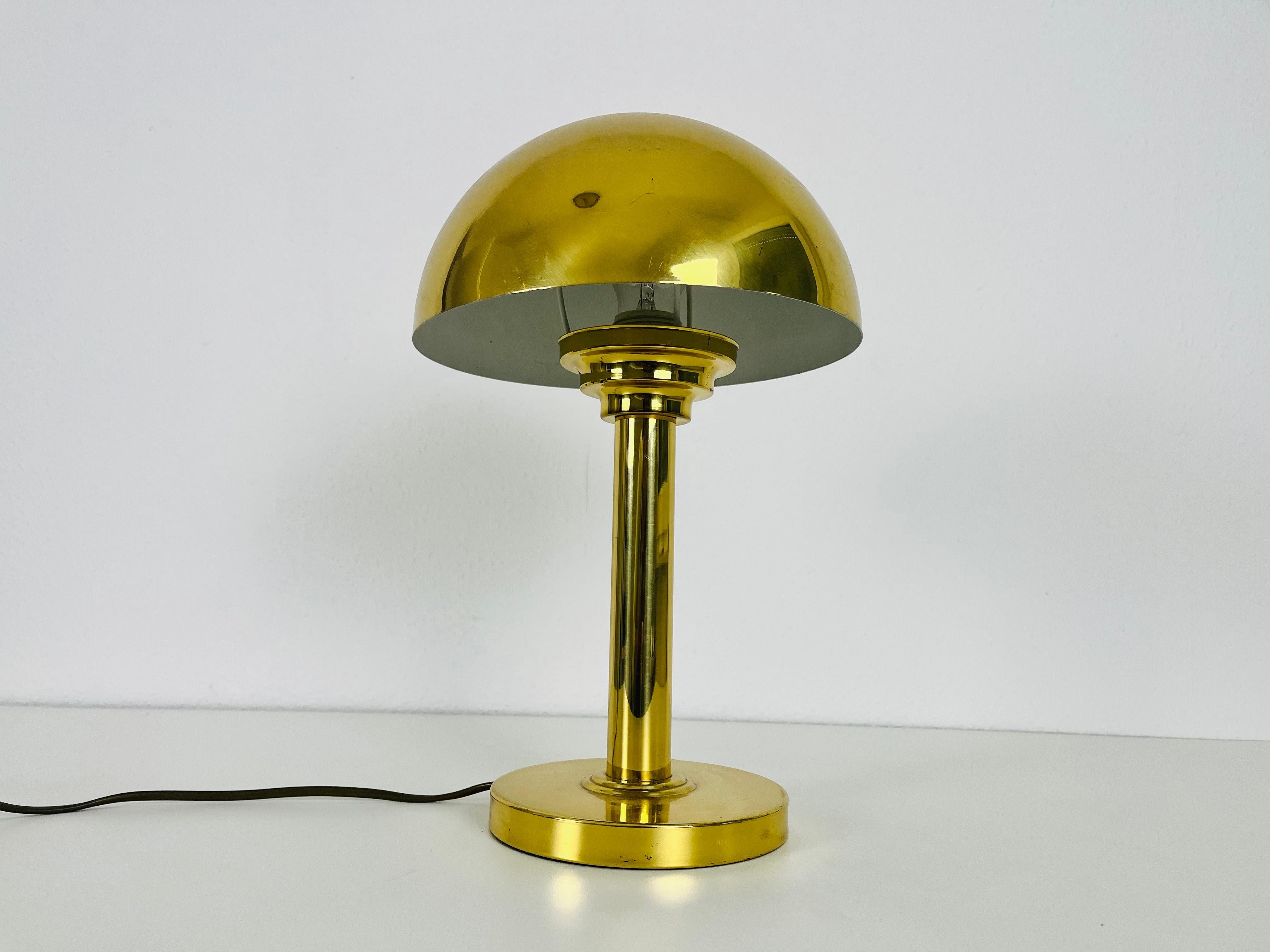 A beautiful mid-century table lamp made in Italy in the 1960s. It is fascinating with its beautiful shade. The table lamp is made of polished brass.

Good vintage condition. The lighing requires a E27 light bulb. Works with both 120/220V.

Free